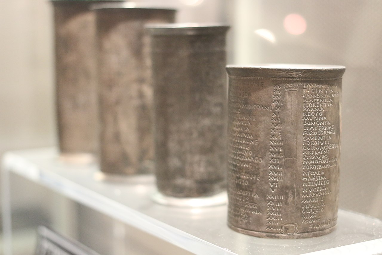 Vasos Apolinares o vasos de Vicarello CIL XI, 3281-3284. Itinerario desde Gades a Roma.  Écija aparece nombrada en los cuatro vasos. Fuente Wikicommons.