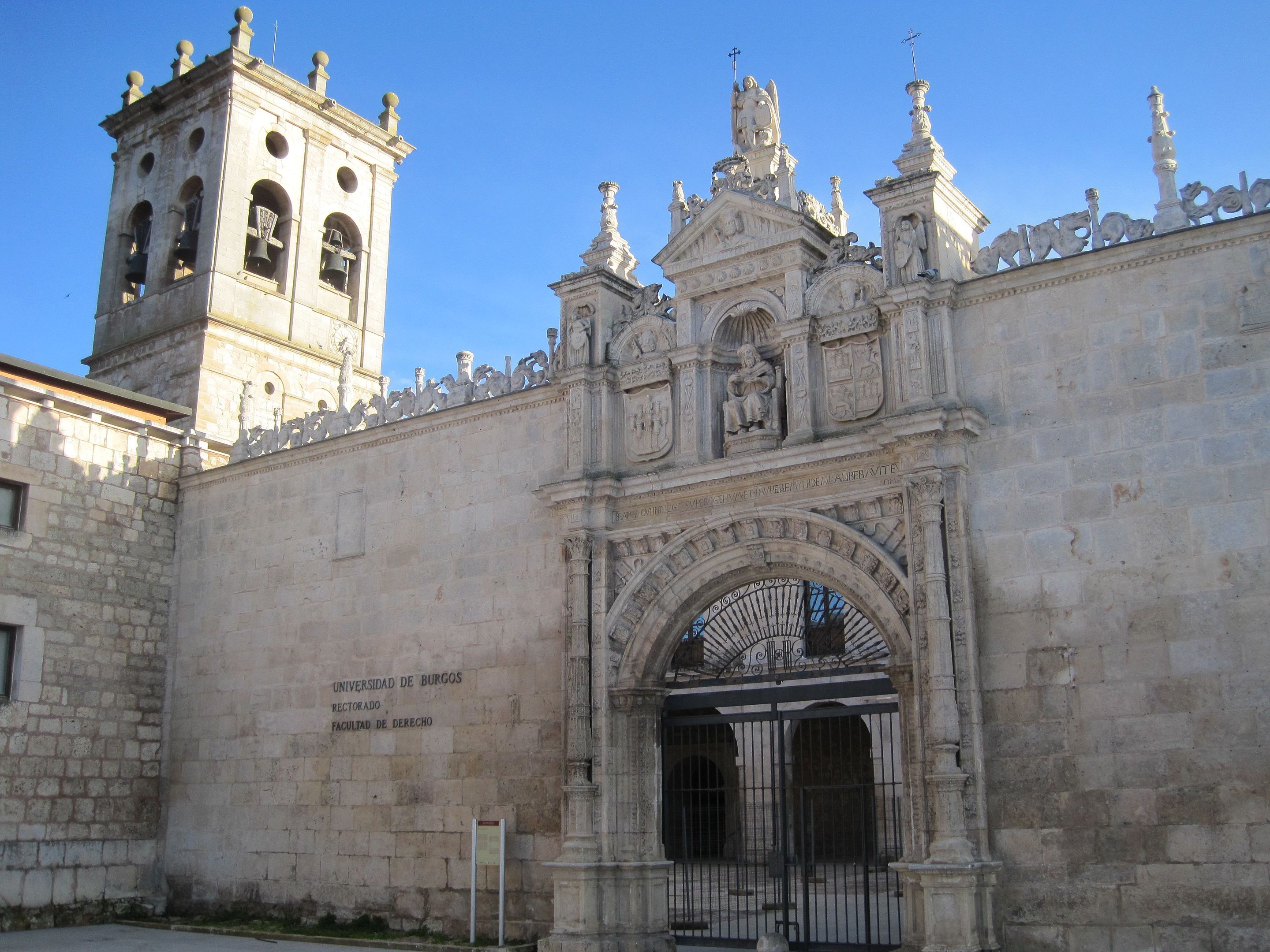 Hospital del Rey, albergue de peregrinos construido en 1195 por Alfonso VIII. Actualmente Universidad de Burgos.  Bien de interés cultural y parte de un Sitio Patrimonio de la Humanidad de la Unesco.. Fuente: Wikicommos. 
