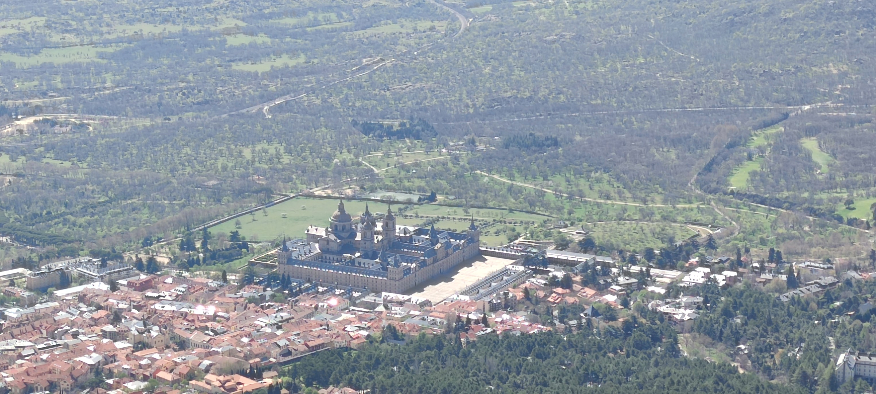 Vista de San Lorenzo del Escorial (monasterio) y villa desde la cima del monte Abantos. Abril 2023. Foto del Autor.