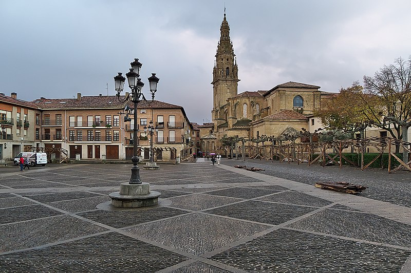 Plaza desde la que se ve la Catedral, con su torre.