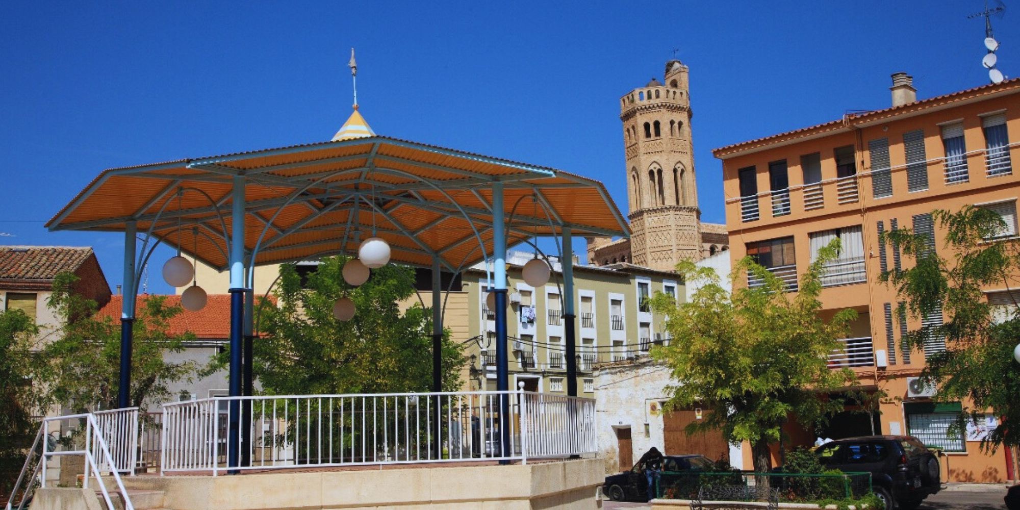 Paisaje urbano con la torre mudéjar de la iglesia de San Pedro Apóstol (Fuente: https://www.turismodearagon.com/)