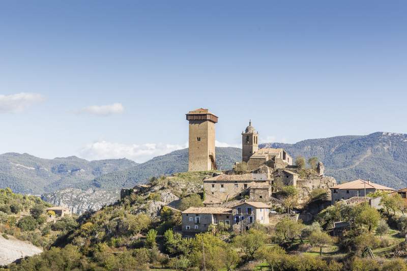Vista de la torre románica y de la iglesia de Abizanda (fuente: https://www.turismodearagon.com/ficha/castillo-de-abizanda/).