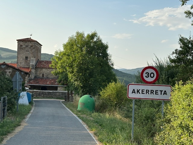 Akerretako sarrera eta eliza. Patxi Salaberriren argazkia.