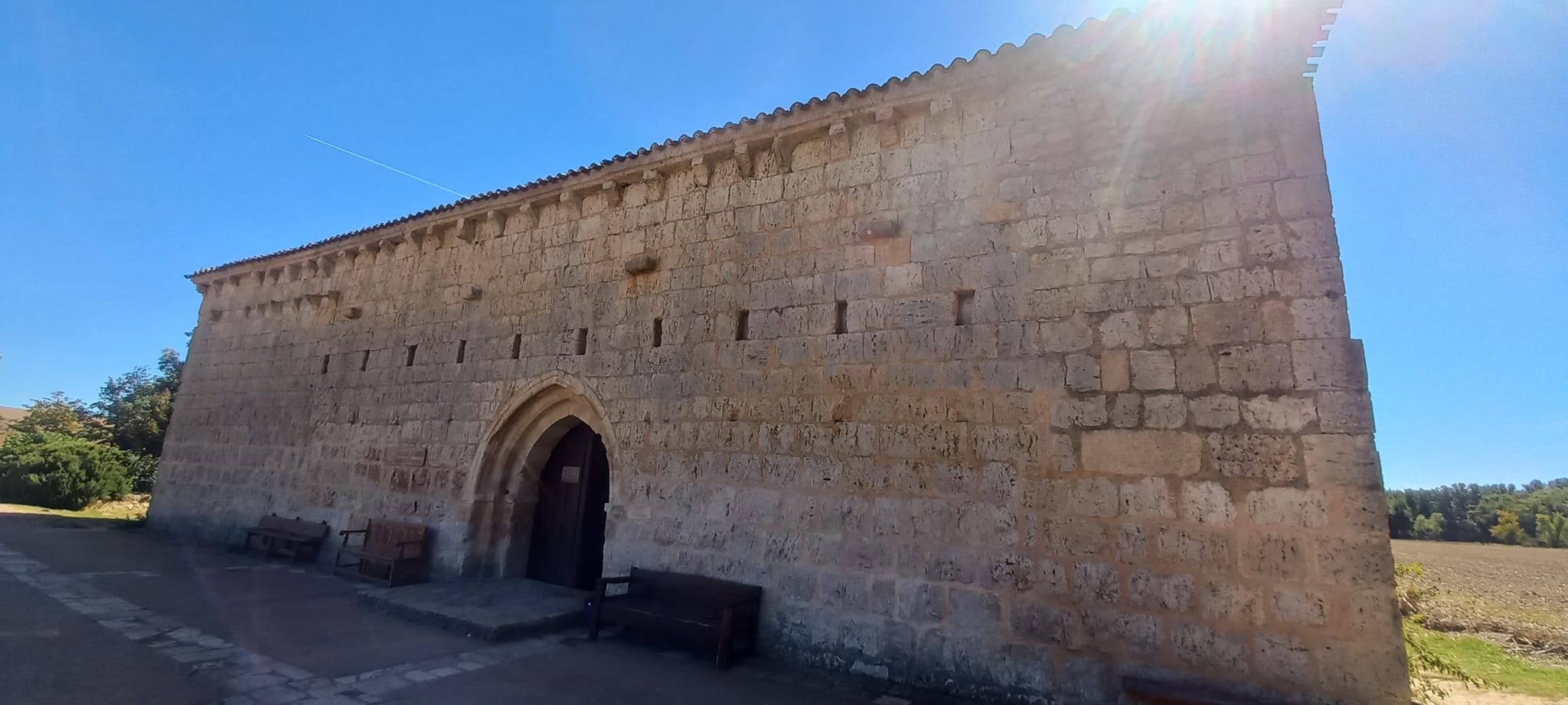 Unos 200 metros antes de llegar al puente viniendo de Castrojeriz la antigua iglesia de Puente Fitero, junto a los dos Iteros, Itero del Castillo y, cruzando ya el río, Itero de la Vega. En la actualidad albergue de peregrinos. Foto del autor.