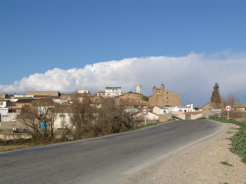 Entrada a Almuniente (fuente: https://xn--pateandoespaa-tkb.es/archivo7/espana/todas%20las%20ciudades/Almuniente.html).