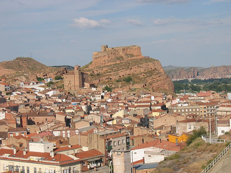 Vista del casco histórico de Arnedo con el castillo dominándolo y protegiéndolo.