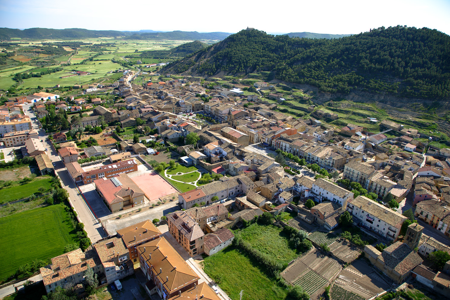 Vista aérea de Ayerbe a las faldas del cerro de San Miguel (Fuente: El Periódico de Aragón)