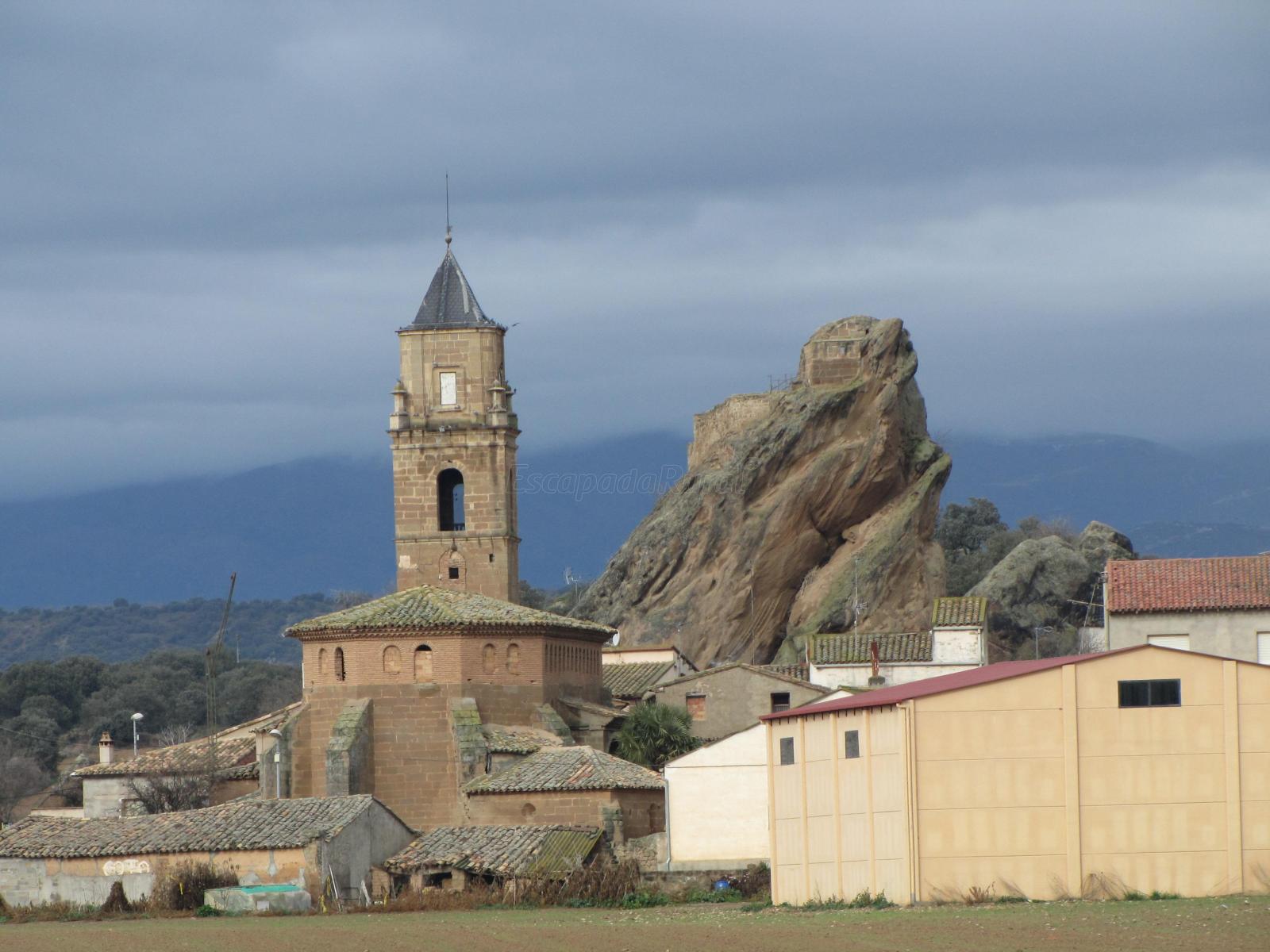 Vista de la iglesia de Azara, con la Peña de Santa Margarita al fondo (fuente: https://www.escapadarural.com/que-hacer/azara).