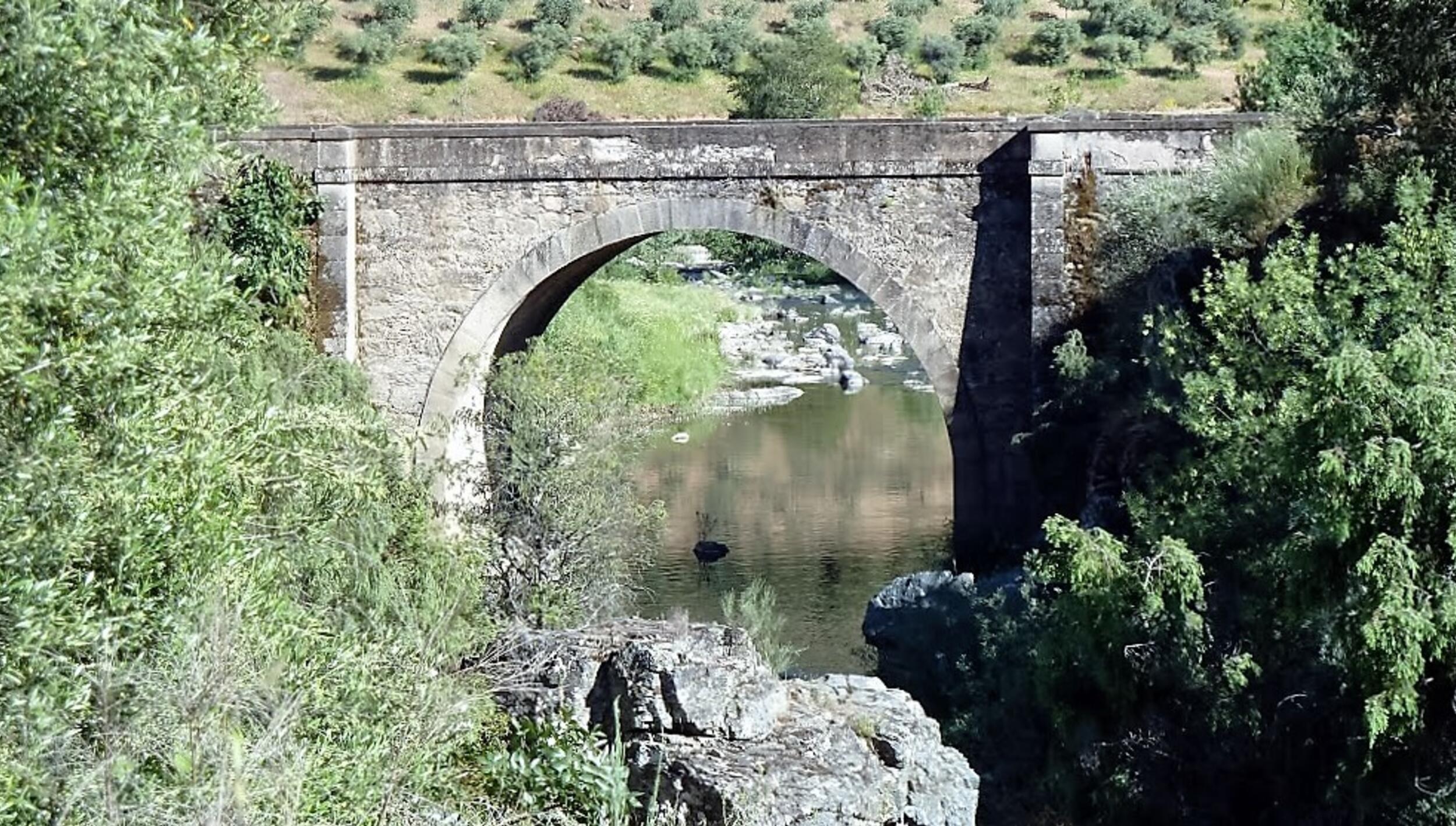 Ponte Velha sobre o rio Azibo, entre o concelho de Macedo de Cavaleiros e o de Mogadouro.