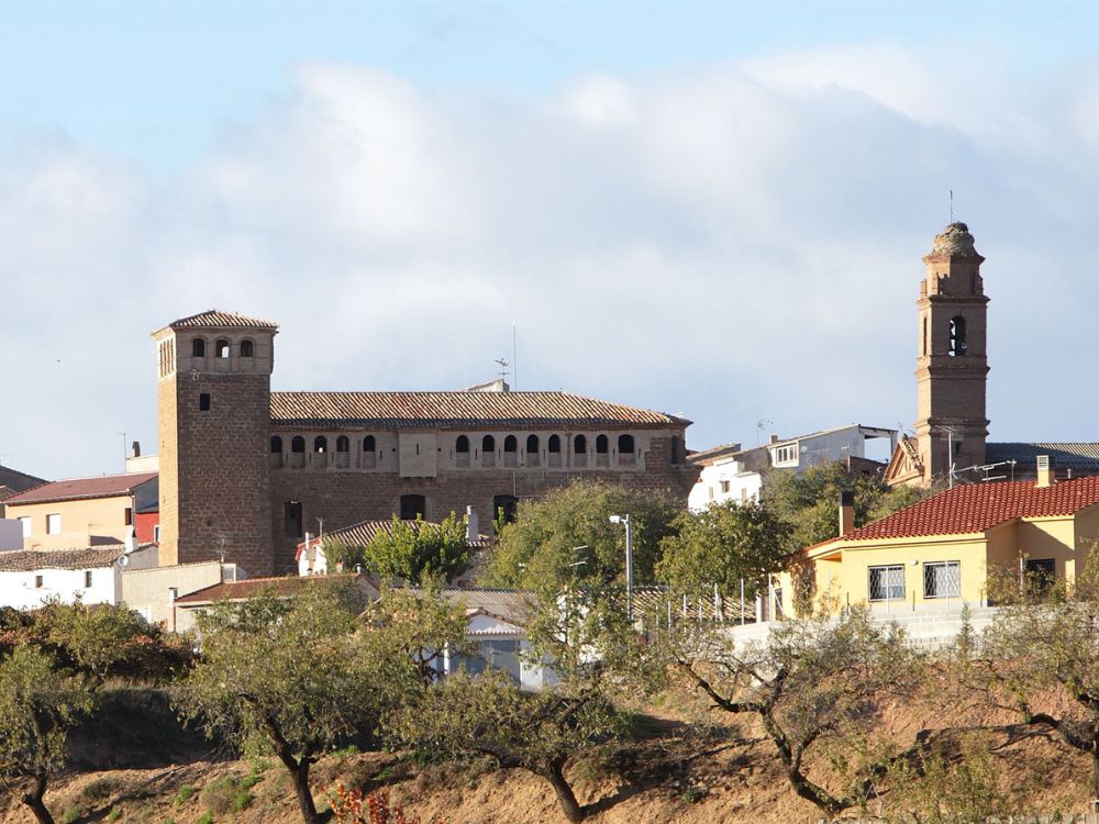 Baells, con su iglesia y el palacio de los Desvalls (fuente: https://turismoenaragon.com/item/baells/).