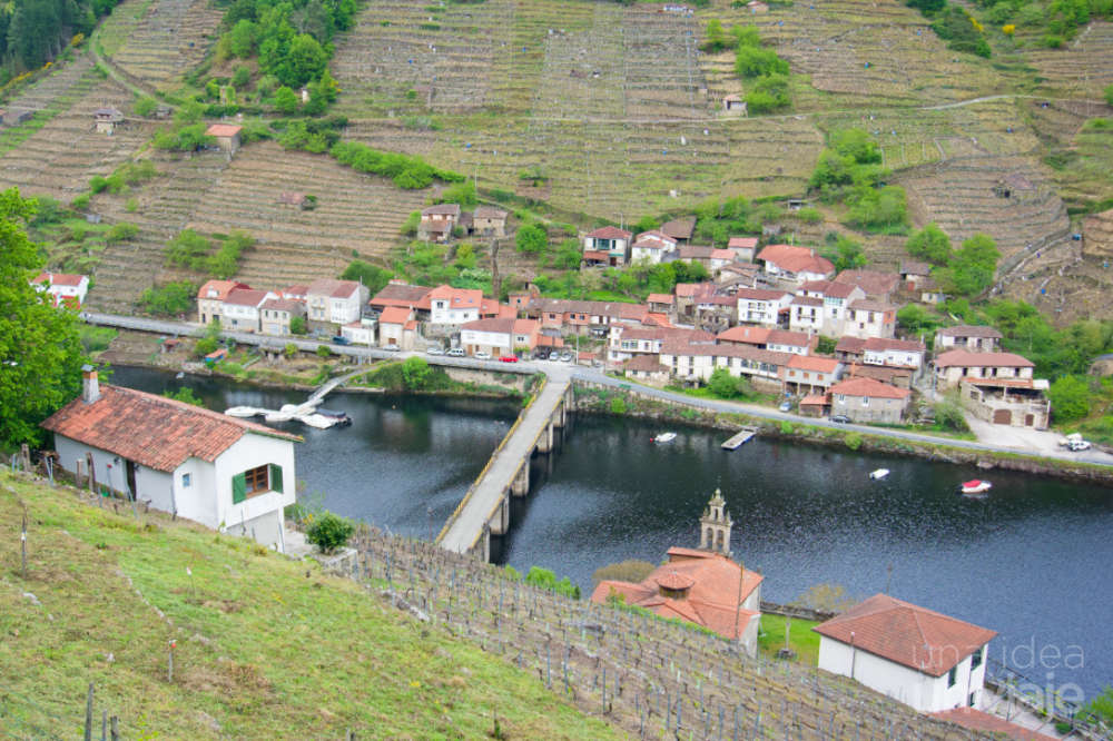 "Ponte a Belesar", igrexa parroquial, no concello de Chantada, e, en fronte, a parte da aldea pertencente ó Saviñao.
