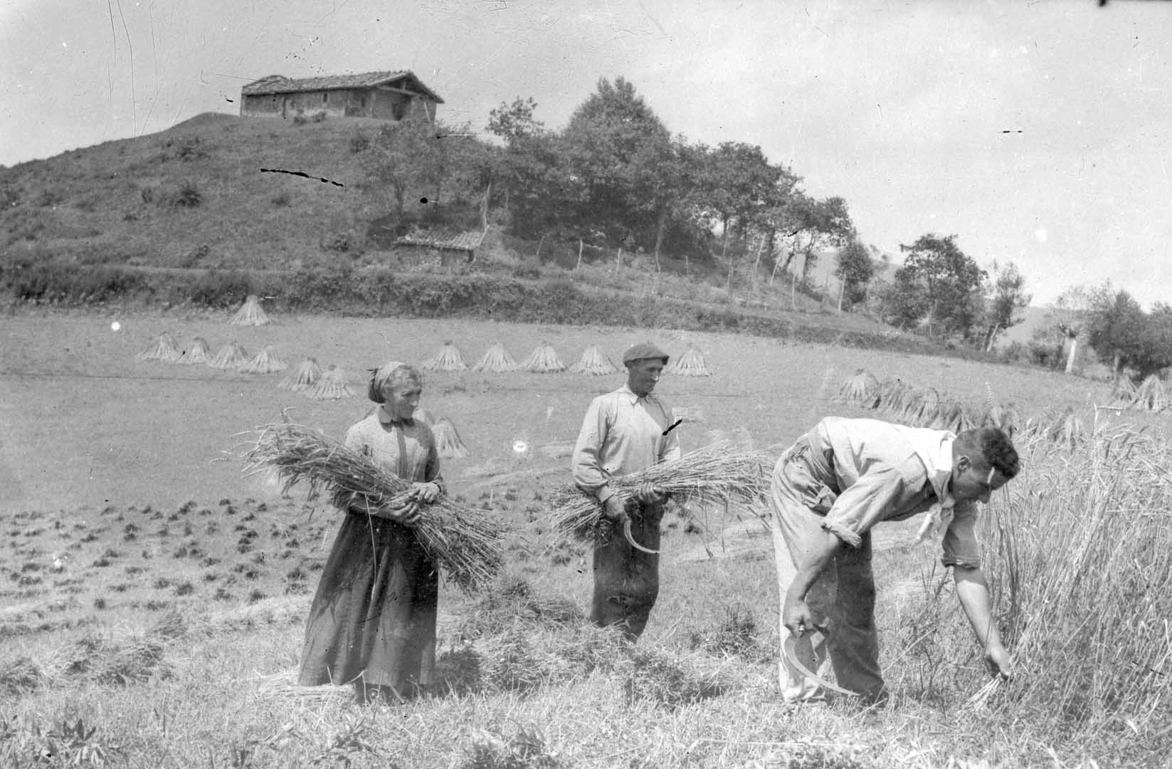 Errigoitiko Metxika auzoko bizilagunak, 1936an; atzean Bizkaiganako ermita. GureGipuzkoa funtsa; Indalecio Ojangurenen argazkia.