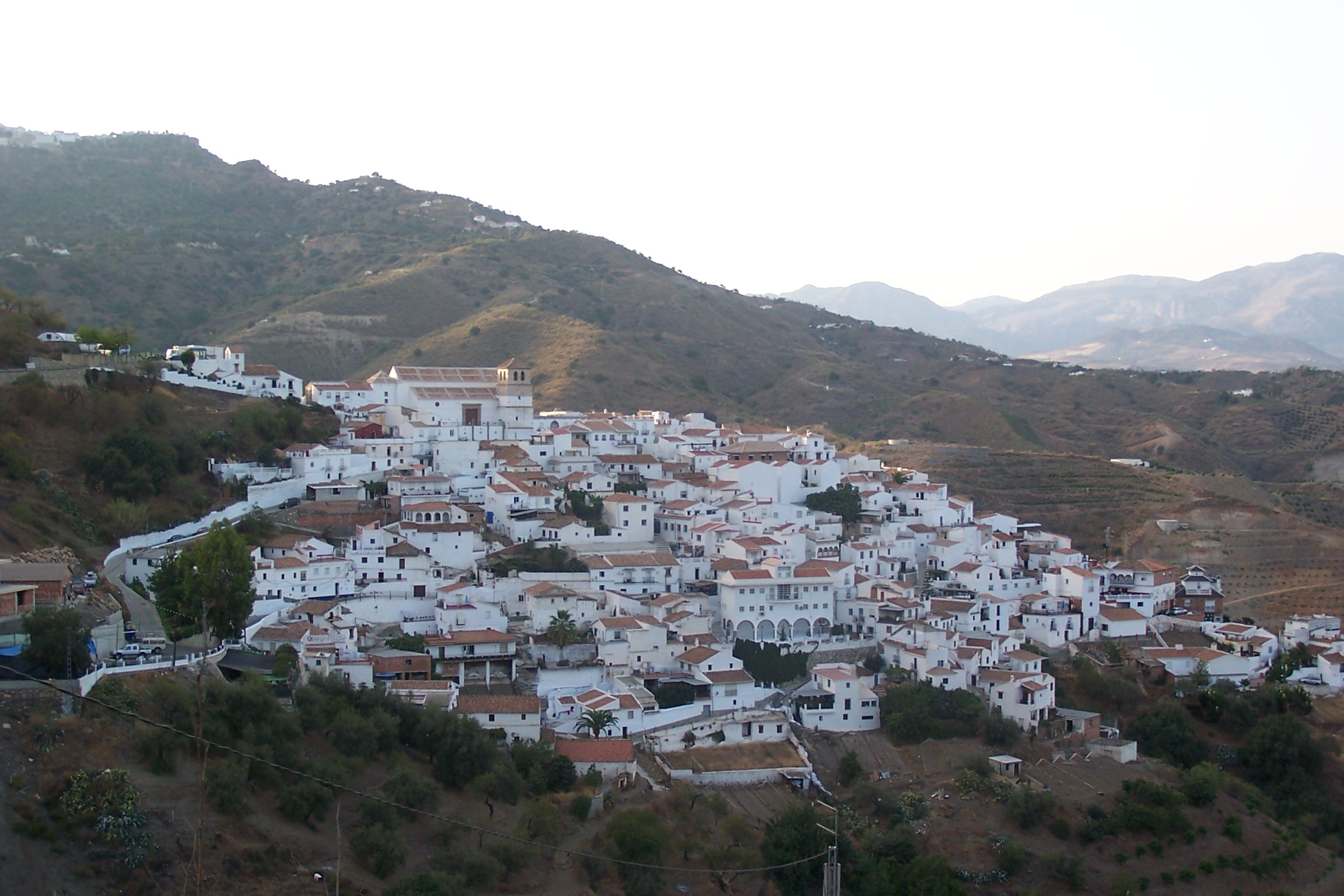 De Henrykelder, CC BY-SA 3.0, https://commons.wikimedia.org/w/index.php?curid=1785914. Vista panorámica de Cútar.