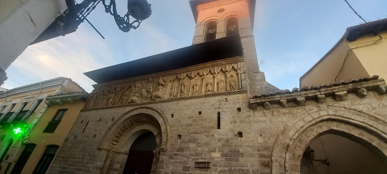 Portada de la iglesia de Santiago, en Carrión de los Condes. Foto del autor. Septiembre de 2024