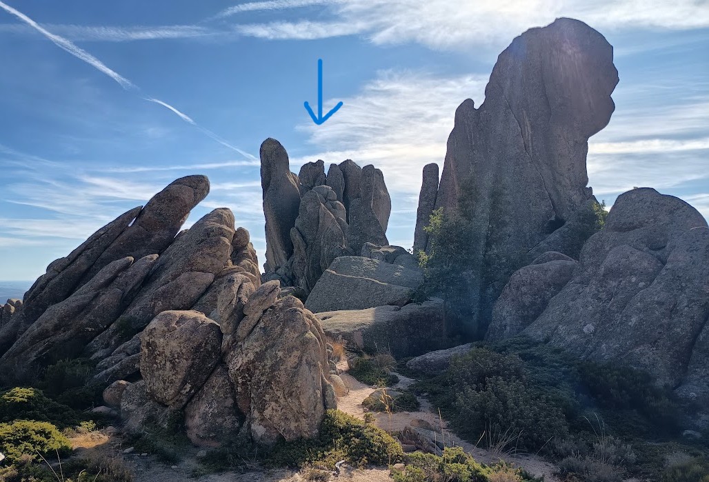 A la derecha, "La Cara", a la izquierda de ella "Las Cuatro Damas", en La Pedriza. Fotografia del autor (septiembre 2025). 