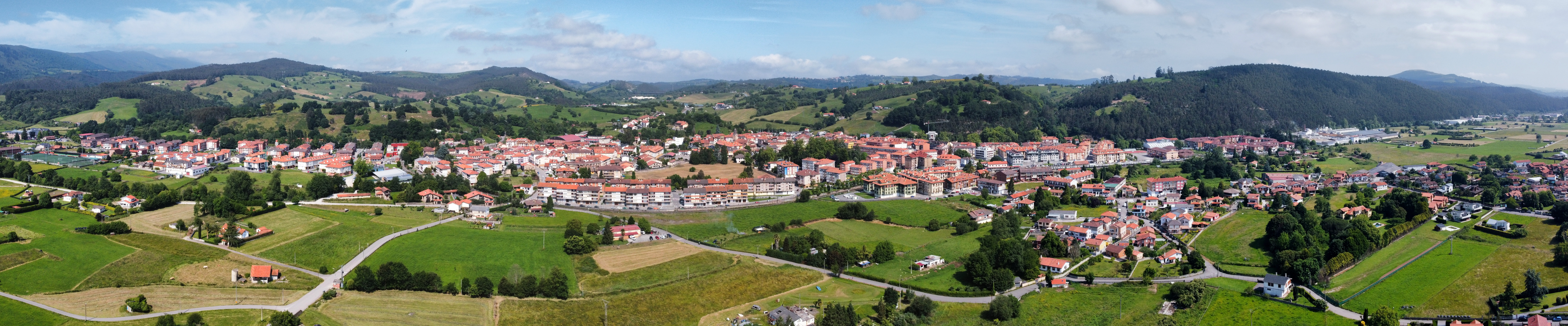 Cabezón de la Sal en el valle (Fuente: De Luis Fermín TURIEL PEREDO - Trabajo propio, CC BY-SA 4.0)