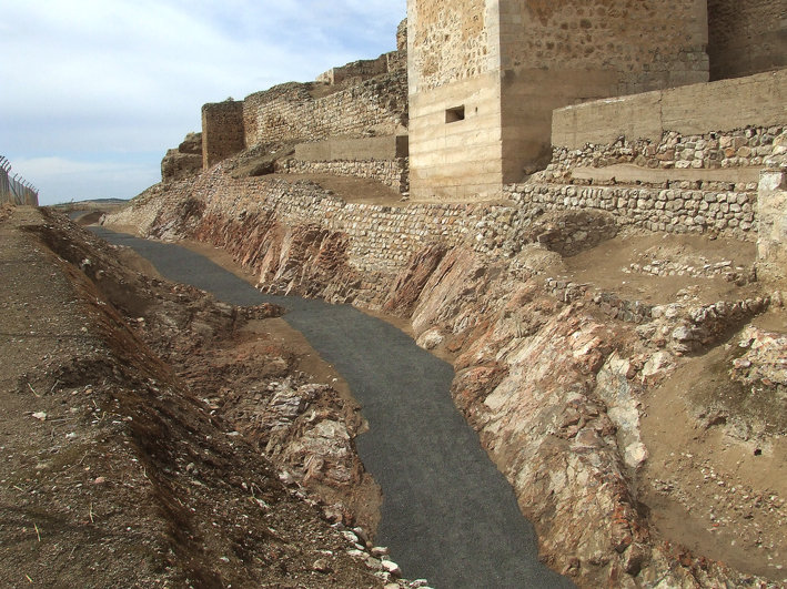 Foso de la fortificación de Calatrava la Vieja. Mareve, CC BY-SA 4.0 <https://creativecommons.org/licenses/by-sa/4.0>,Wikimedia Commons.