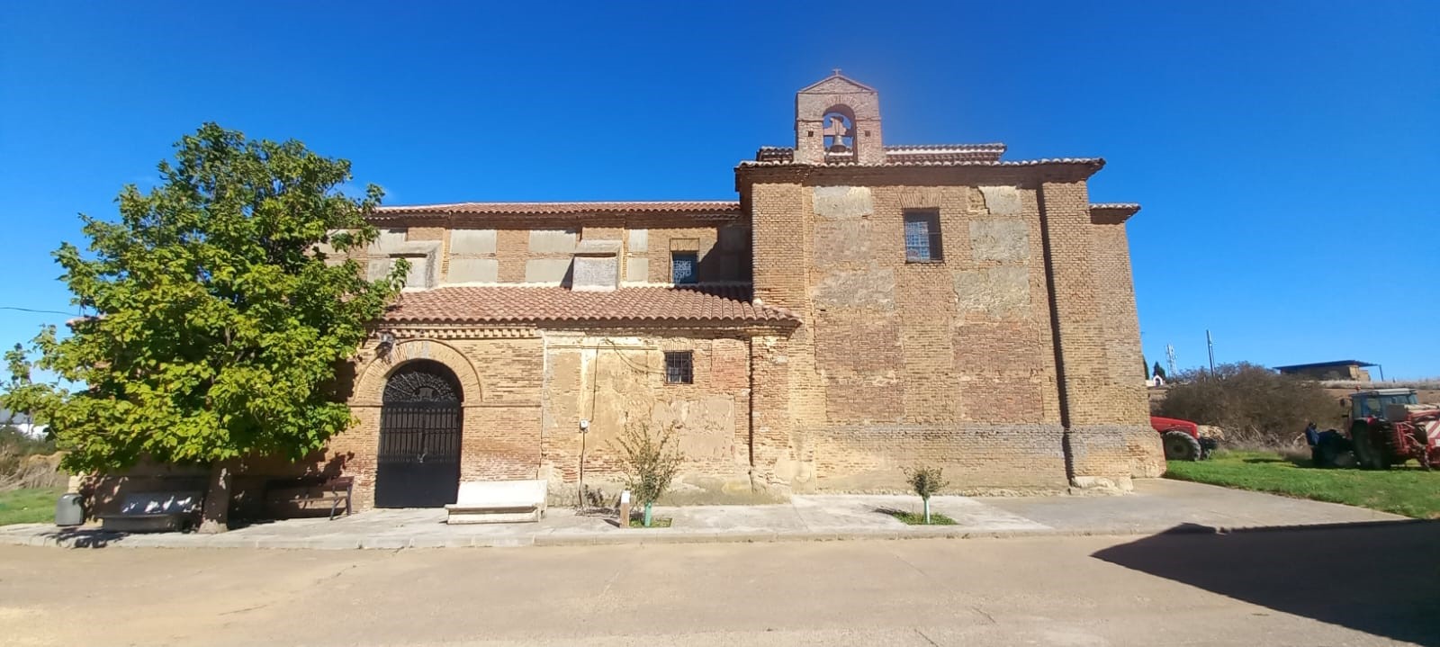 Calzadilla de la Cueza. Iglesia de S. Martín de Tours (foto del autor).