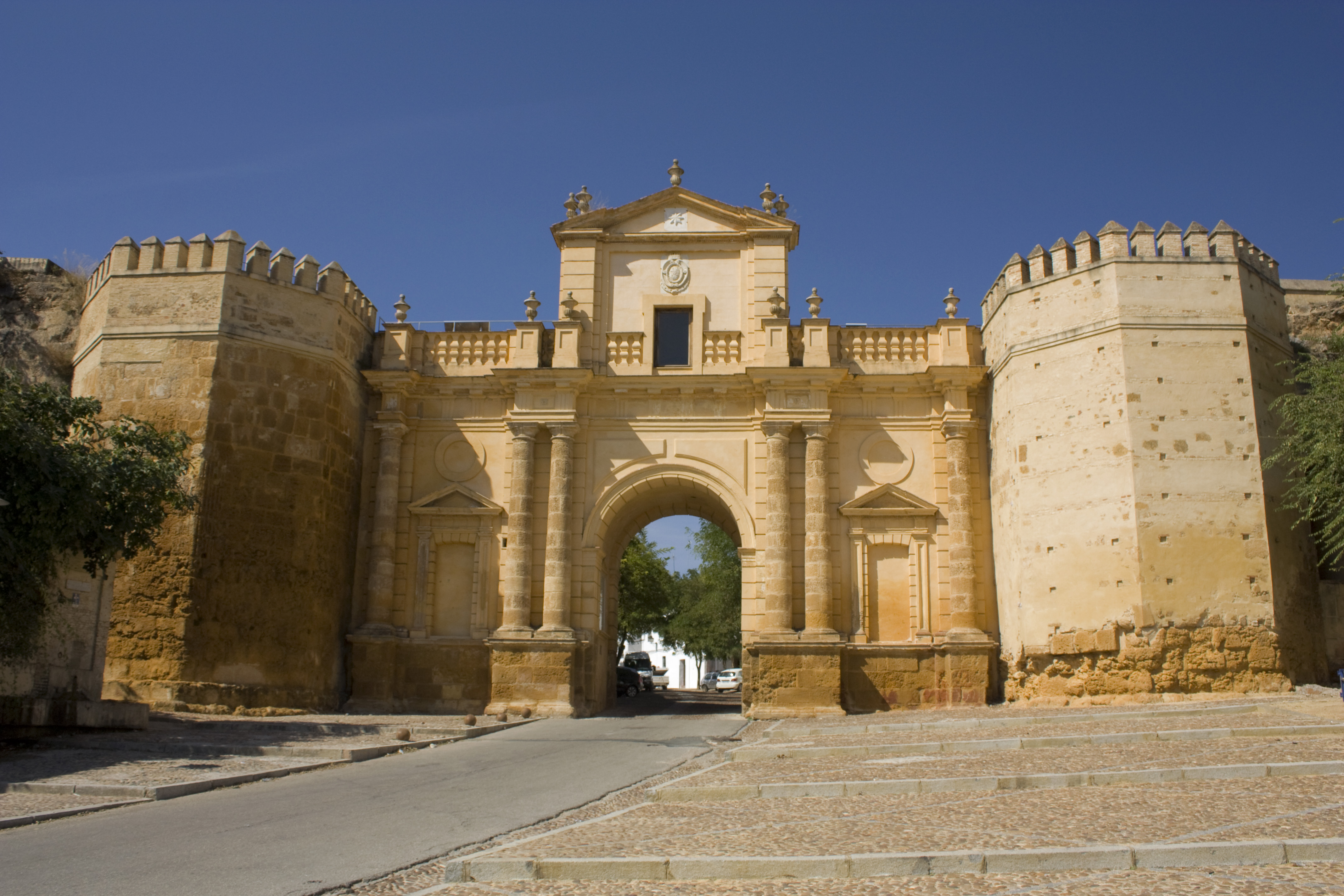 Daniel VILLAFRUELA, CC BY-SA 4.0 <https://creativecommons.org/licenses/by-sa/4.0>, via Wikimedia Commons. Carmona, Puerta de Córdoba.