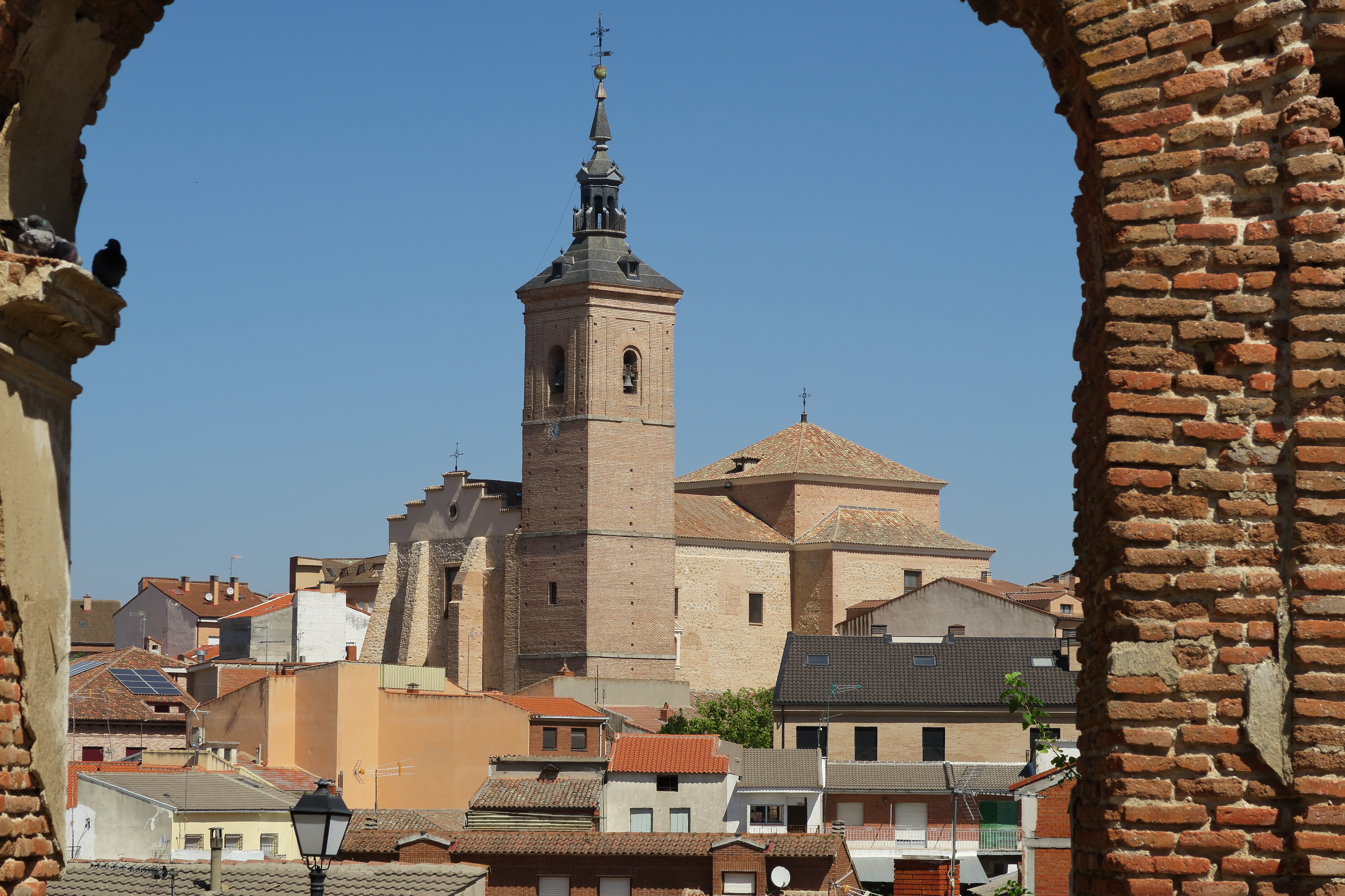 Casarrubios del Monte. Iglesia de Santa María (s. XVI), desde las ruinas de la iglesia de San Andrés. Por Malopez 21 - Trabajo propio, CC BY-SA 4.0, https://commons.wikimedia.org/w/index.php?curid=61745329