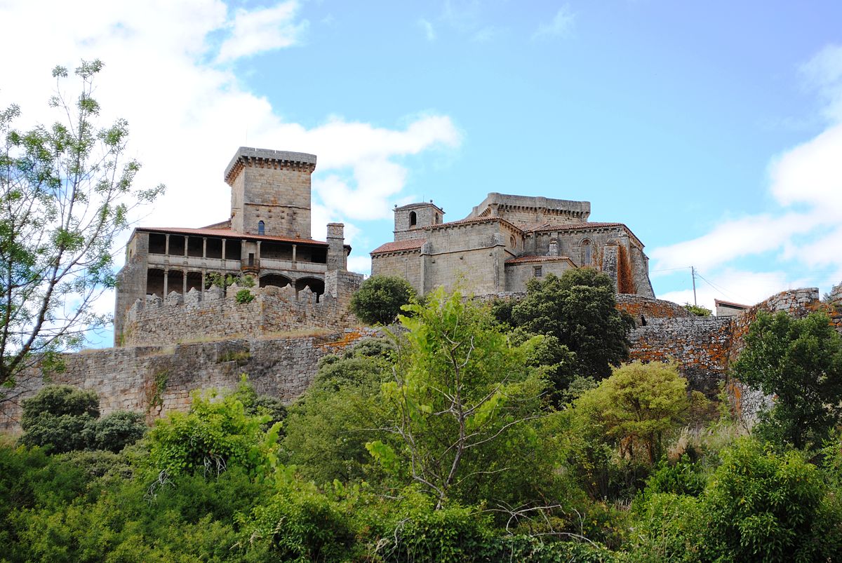 "Castelo de Monterrei (2)" by HombreDHojalata is licensed under CC BY-SA 3.0.