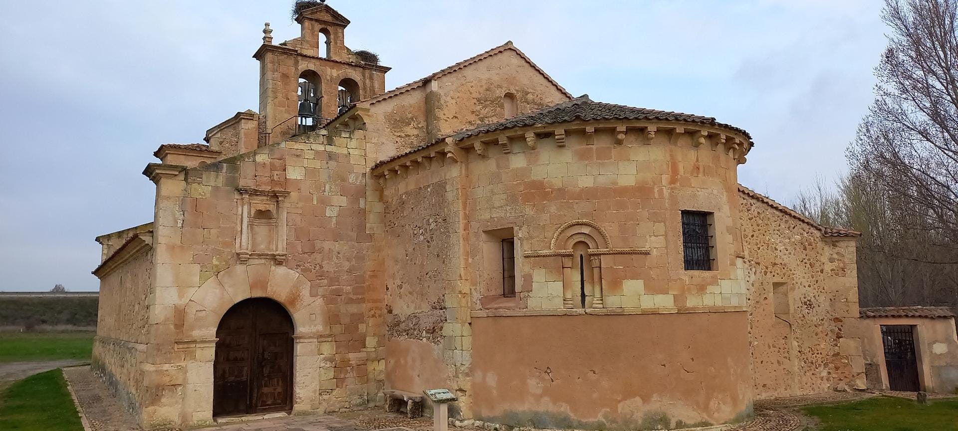 Iglesia de Nuestra Señora de la Asunción, en las afueras de Castillejo de Mesleón. Fotografía del autor, octubre 2022