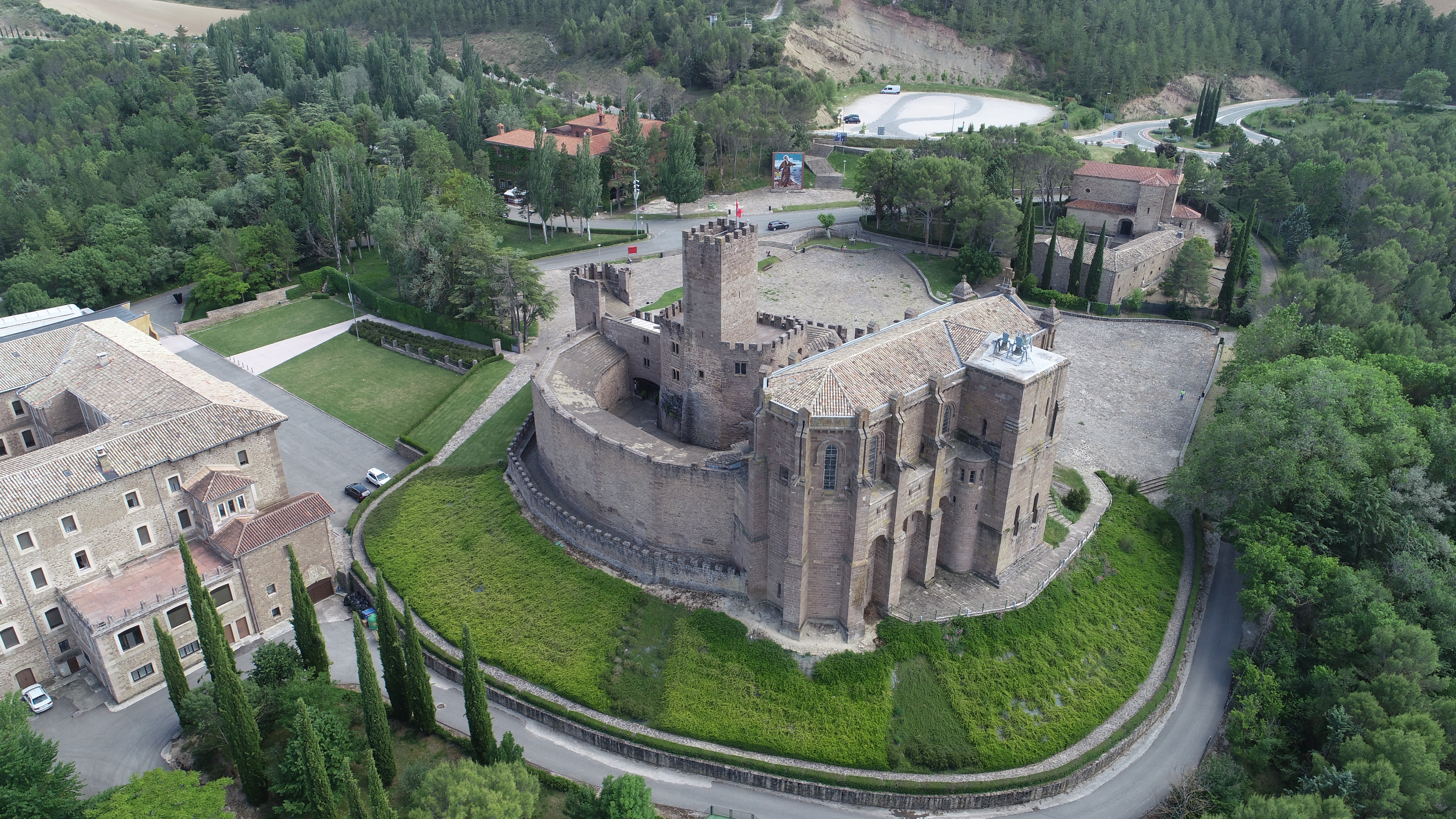 Xabierko gaztelua eta inguruak, goitik ikusirik. «Nafarroako turismoa» delakotik jasotako argazkia.