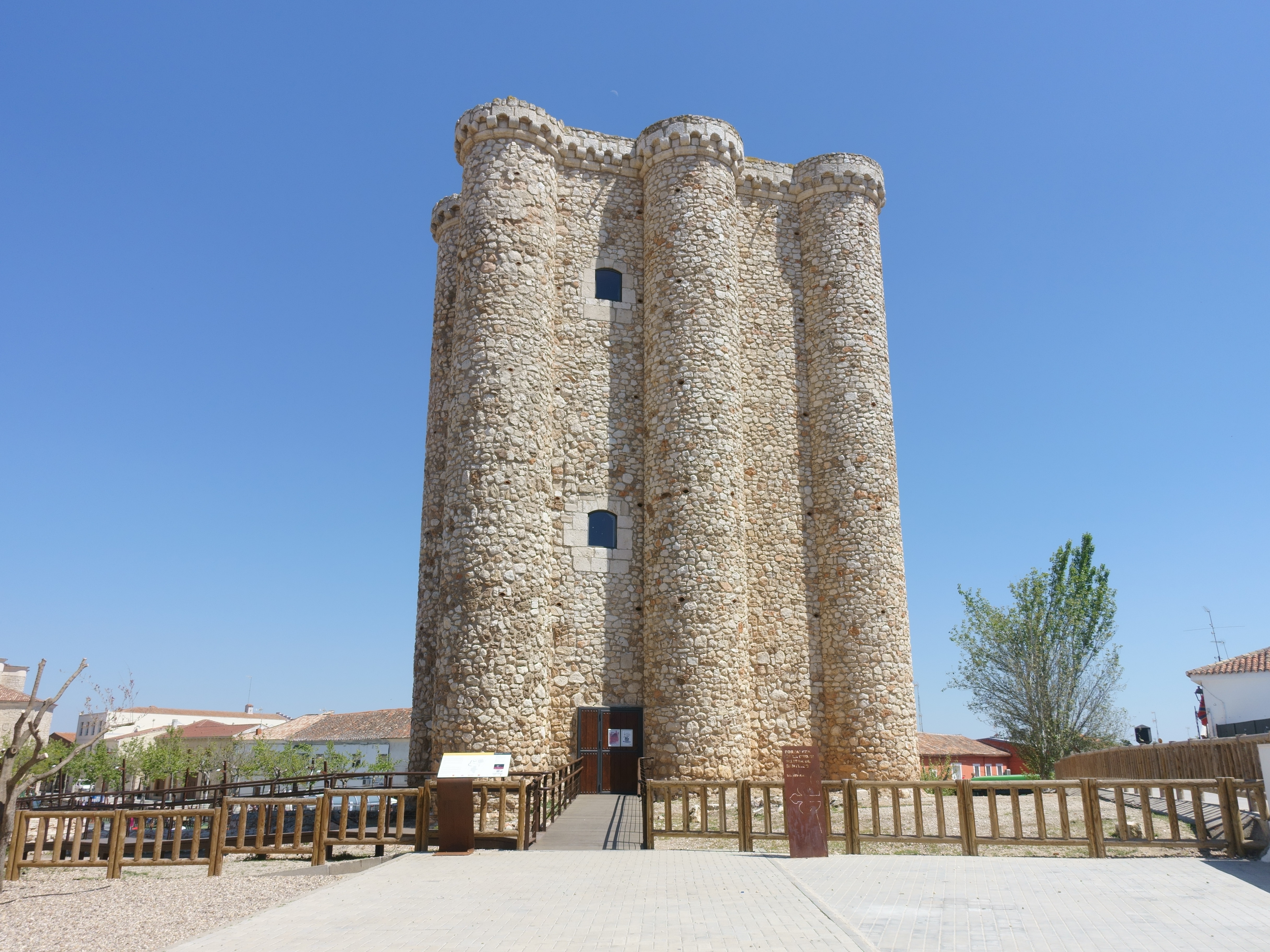 Torre del castillo. Por Rodelar - Trabajo propio, CC BY-SA 4.0, https://commons.wikimedia.org/w/index.php?curid=104804986