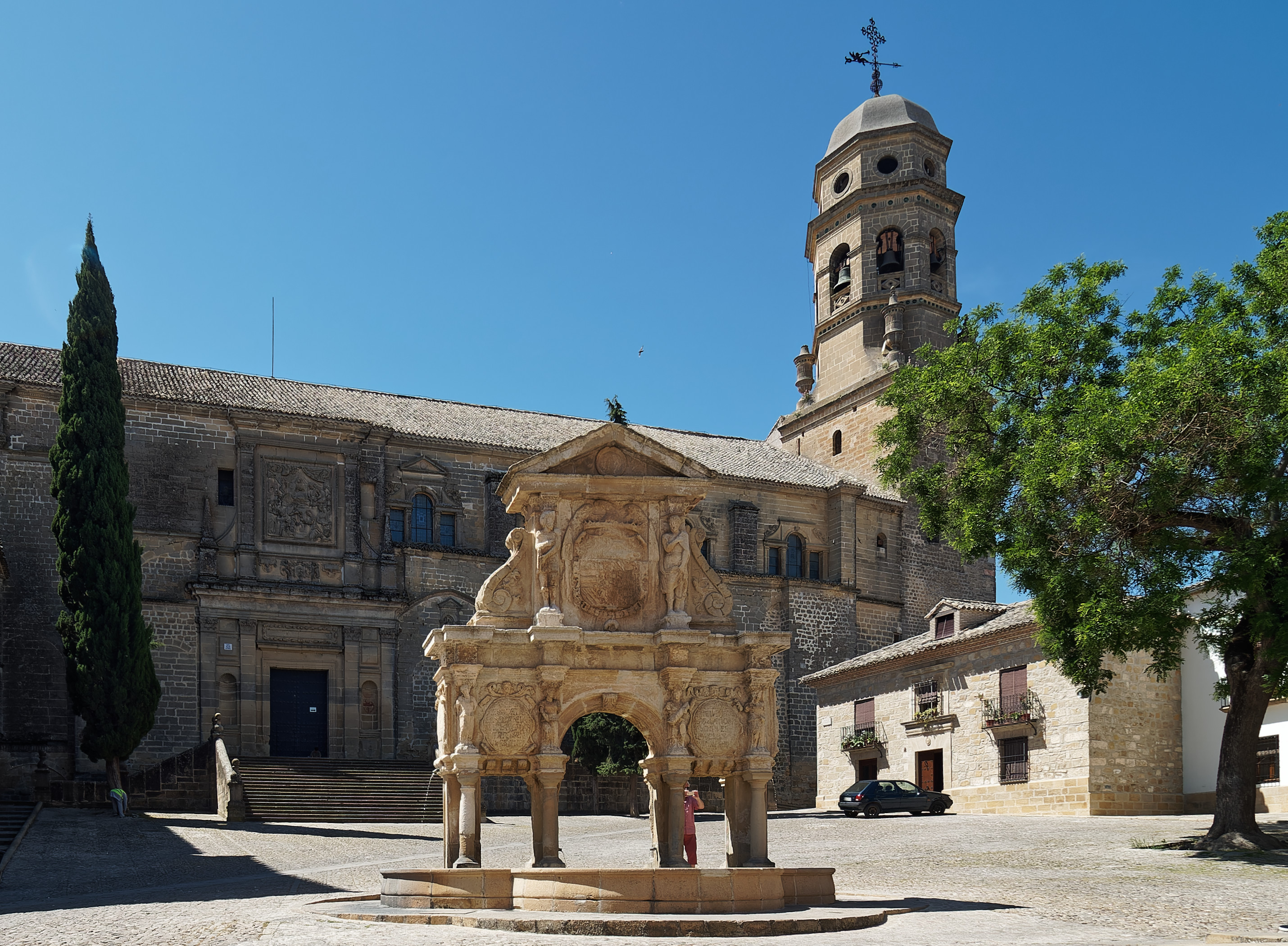 Torre de la catedral de la Natividad de Nuestra Señora y Fuente de Santa María, en Baeza (Jaén). Fuente: Wikicommons.