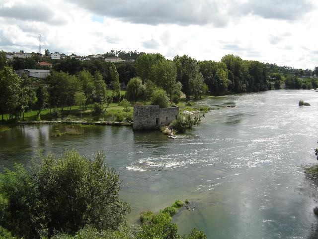 Rio Cávado, visto da Ponte do Bico, entre os concelhos de Braga e Amares (crédito: "Rio Cávado", Wikipédia (2005).