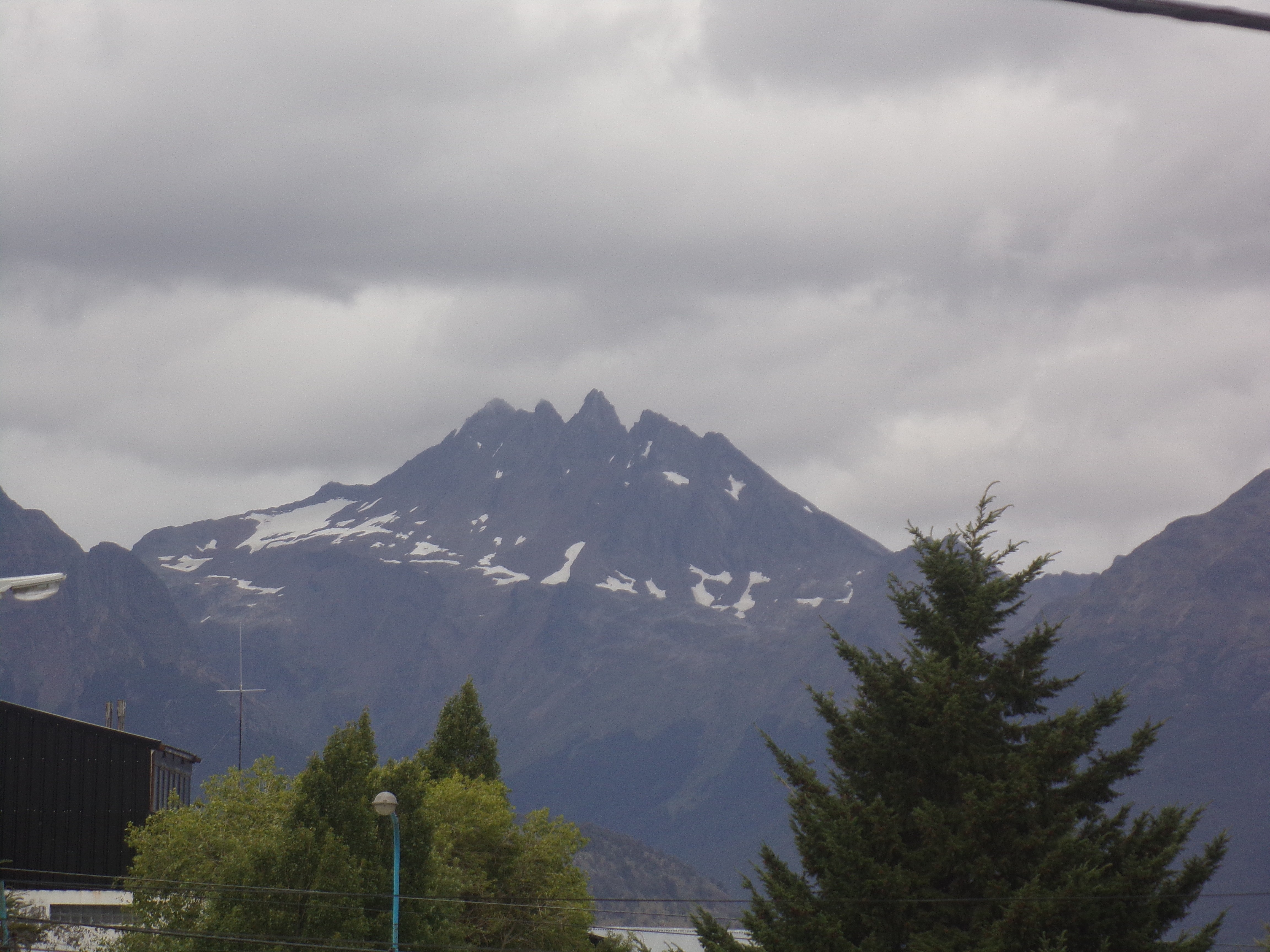 Cerros Cinco Hermanos, en Ushuaia, Argentina. Por Gastón Cuello - Trabajo propio, CC BY-SA 4.0, https://commons.wikimedia.org/w/index.php?curid=38598626