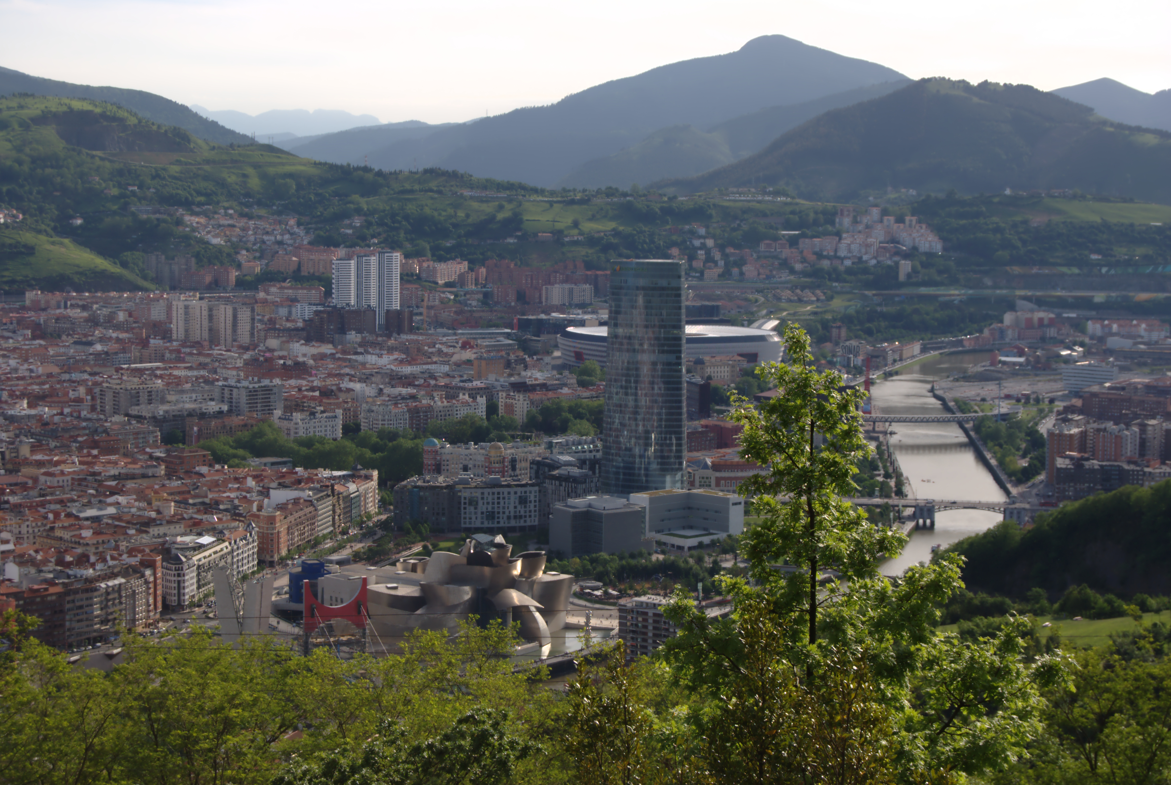 Imagen de Bilbao, con el museo Guggenheim y la ría en primer plano. Autora: Natalia Etseeva.