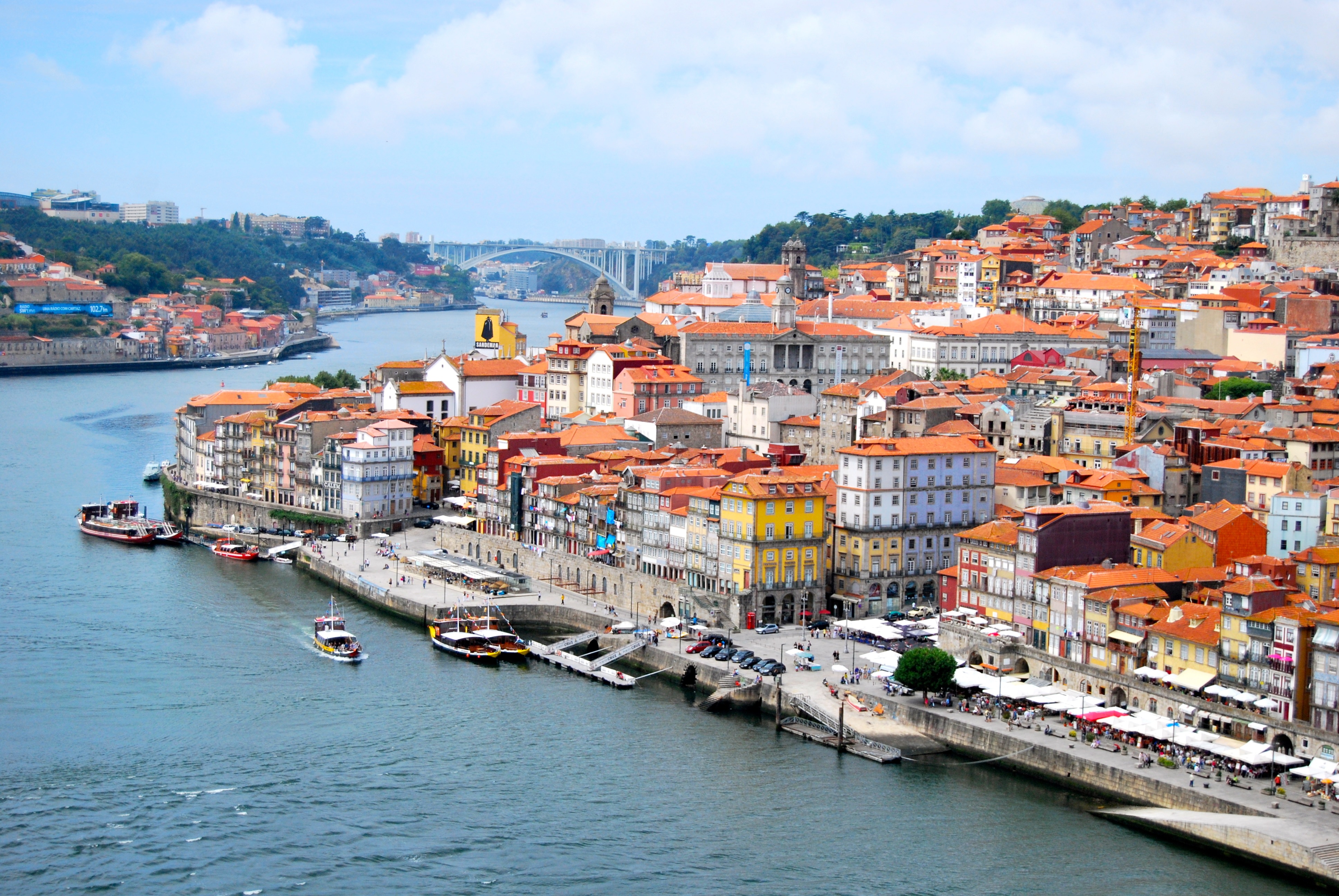 Rio Douro (Wikipedia, 15/10/2023, https://upload.wikimedia.org/wikipedia/commons/5/55/O_Porto_%28visto_da_Ponte_Dom_Luis_I%29.jpg)