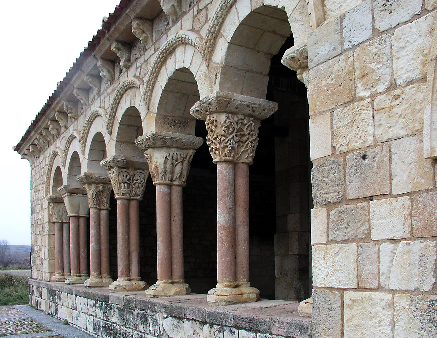 Pórtico de la iglesia románica de Duratón. CC BY-SA 3.0, https://commons.wikimedia.org/w/index.php?curid=123447