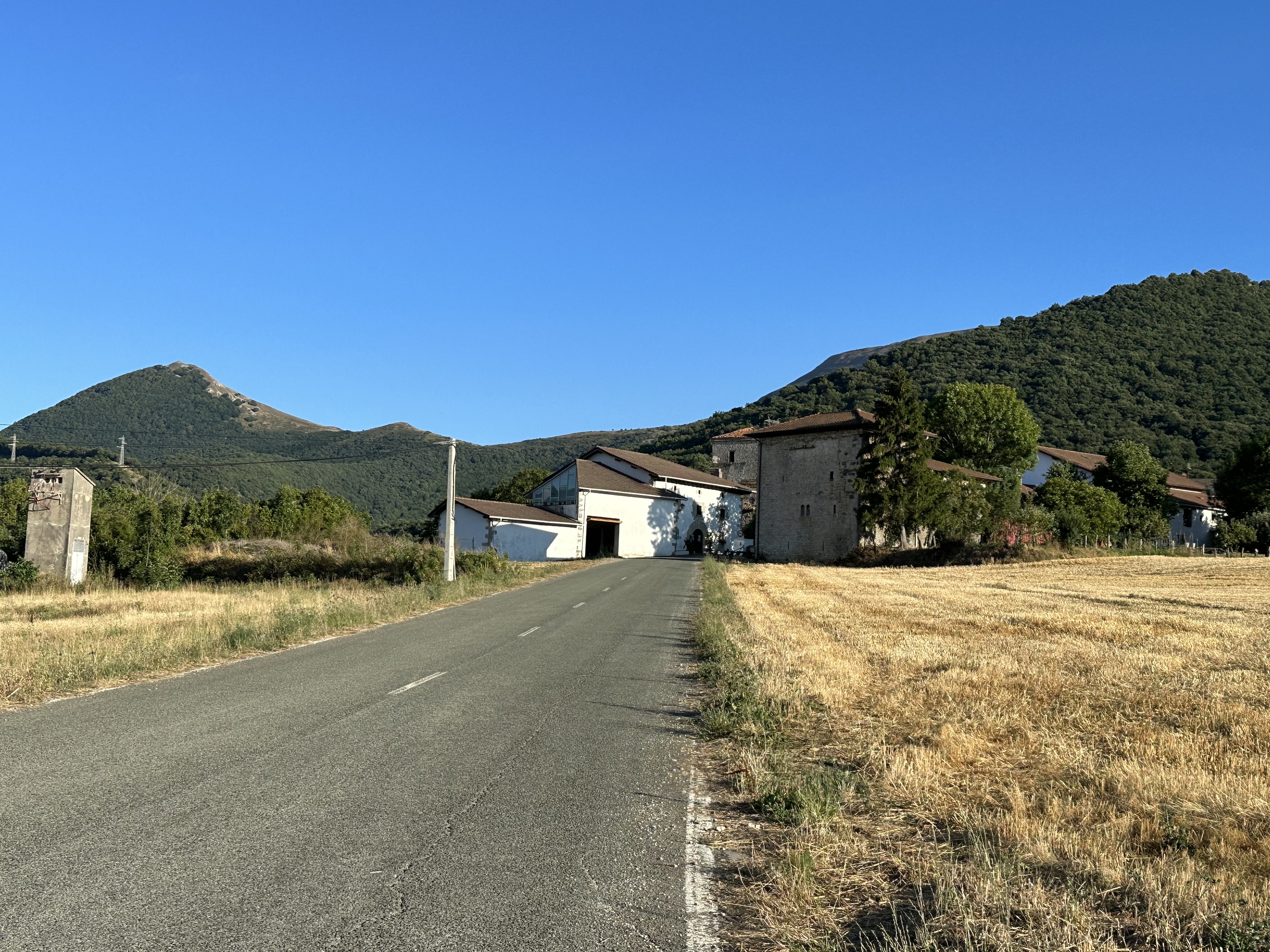 Ekaiko sarrera, errepidetik. Gibelean, ezkerrean, Gaztelu mendia ageri da, eta eskuinean Txurregi eta Andimendia. Patxi Salaberriren argazkia.