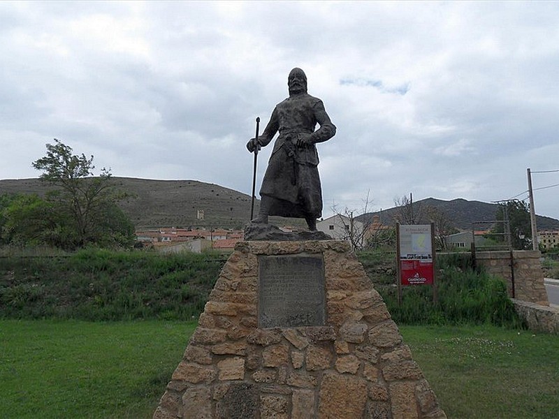 Monumento a El Cid (fuente: https://www.monumentalnet.org/monumento.php?r=TE-CAS-123&n=Castillo+de+Poyo+del+Cid).