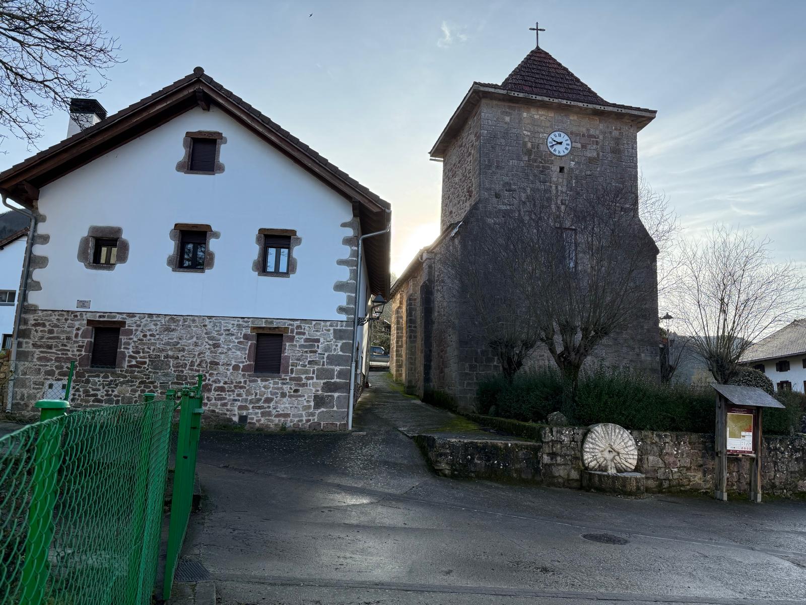 Azparrengo etxea, plaza, iturria eta Done Martie eliza. Lidia Salaberriren argazkia.