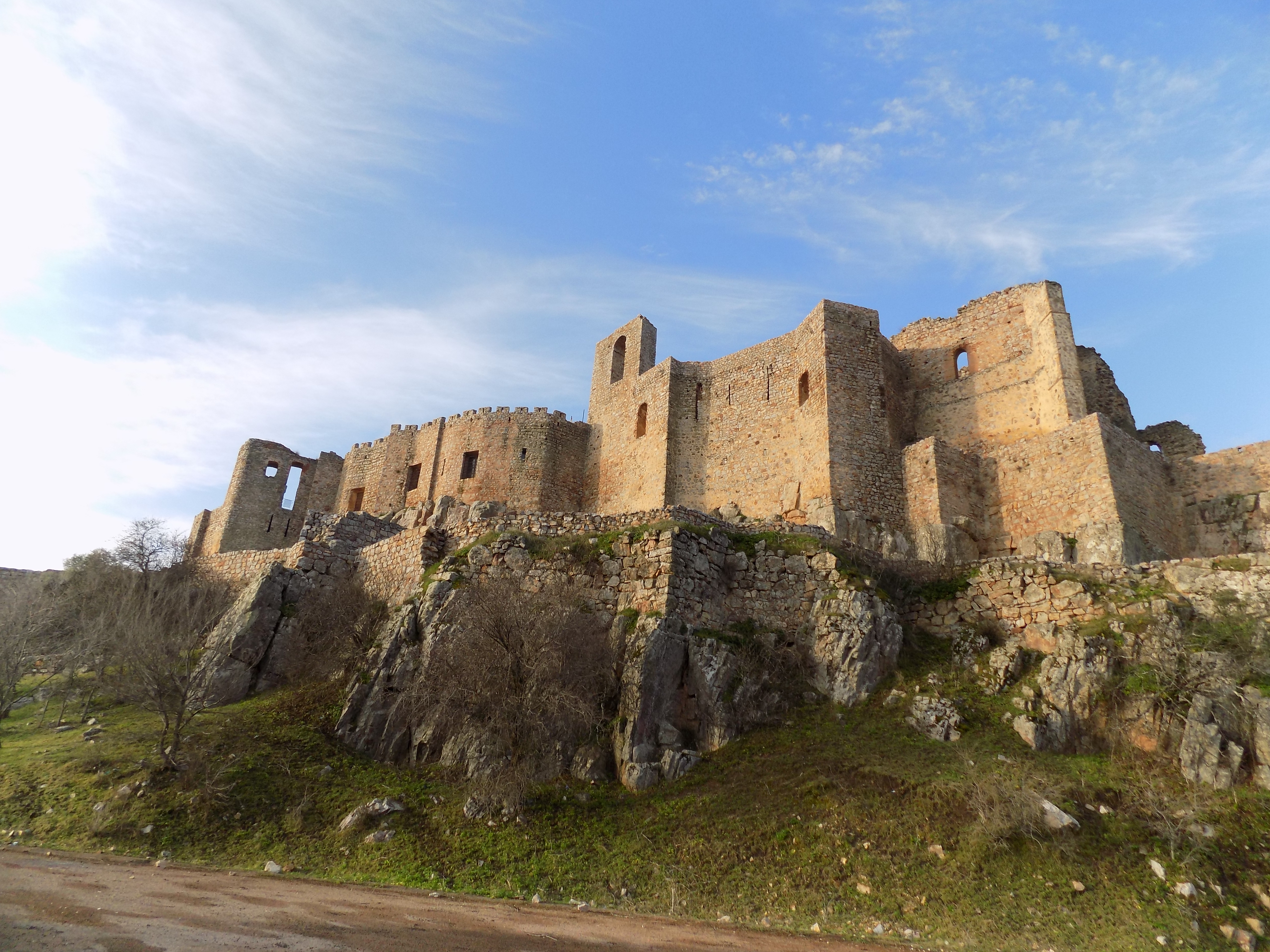 Exterior del castillo de Calatrava la Nueva. De Tiberioclaudio99 - Trabajo propio, CC BY-SA 4.0, https://commons.wikimedia.org/w/index.php?curid=58107208