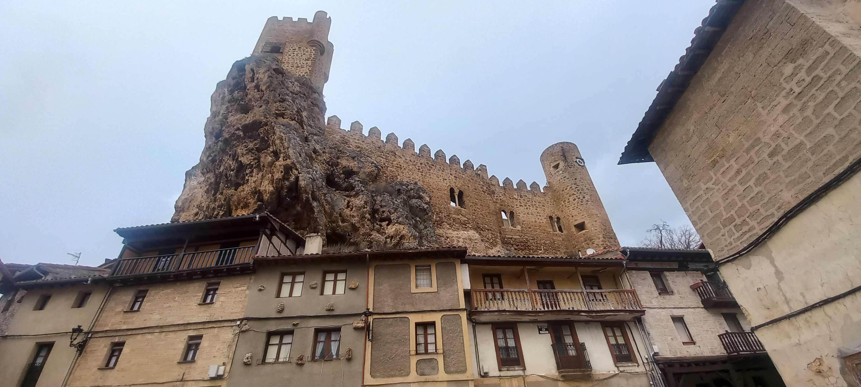 Buena parte del castillo de Frías, entre ello su torre del homenaje, aún se alza. Foto del autor.