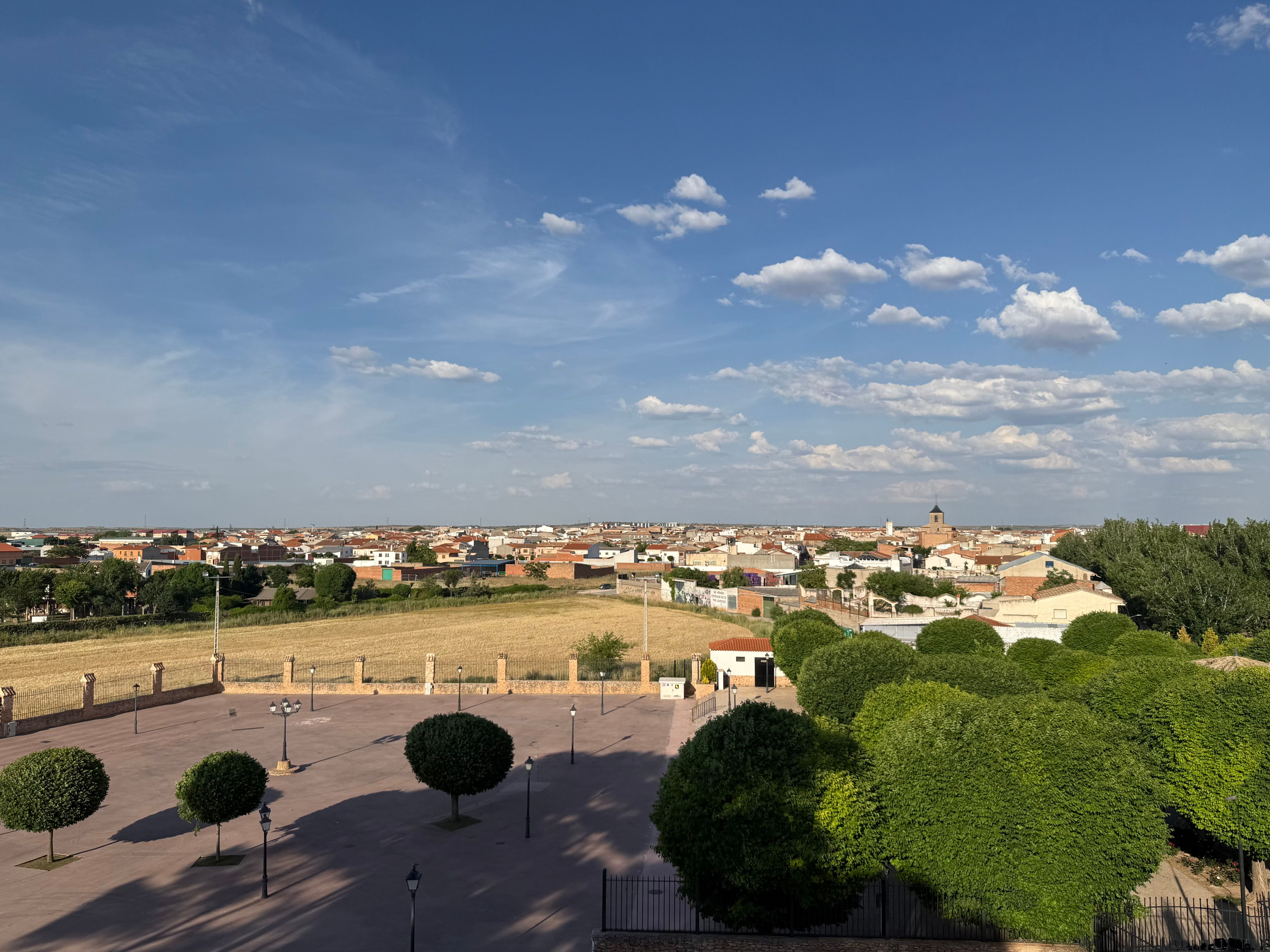 Vista del núcleo urbano de Membrilla desde la ermita, con la altura que proporciona la mambla (foto de Jairo Javier García Sánchez; mayo de 2025)