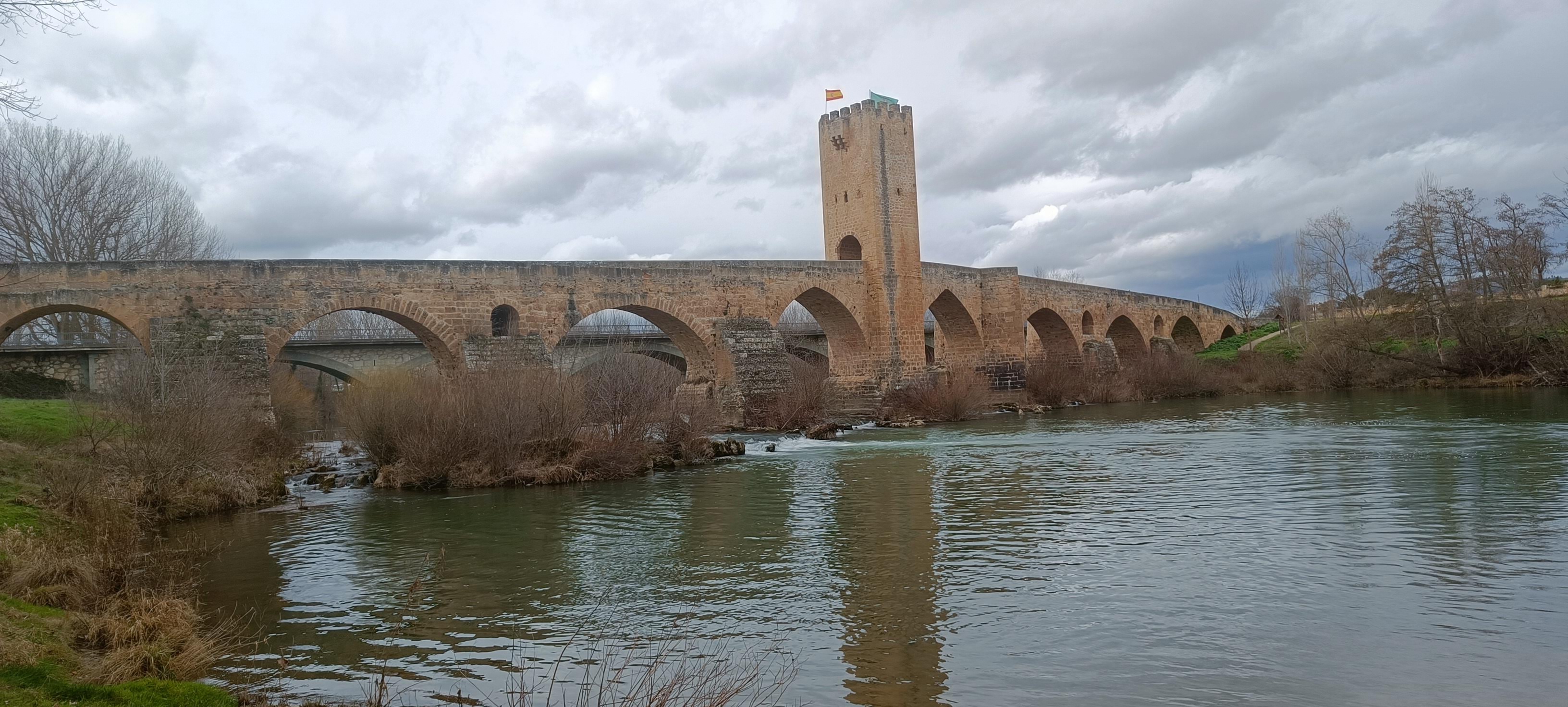 Puente medieval sobre el Ebro, a las afueras de Frías, en la vega. Foto de E. Nieto Striano.