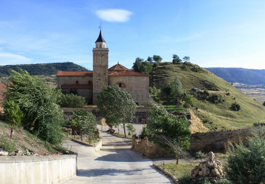 Iglesia de Frías de Albarracín ubicada en el cerro del Castillo (fuente: https://albarracinturismo.com/frias-de-albarracin/).