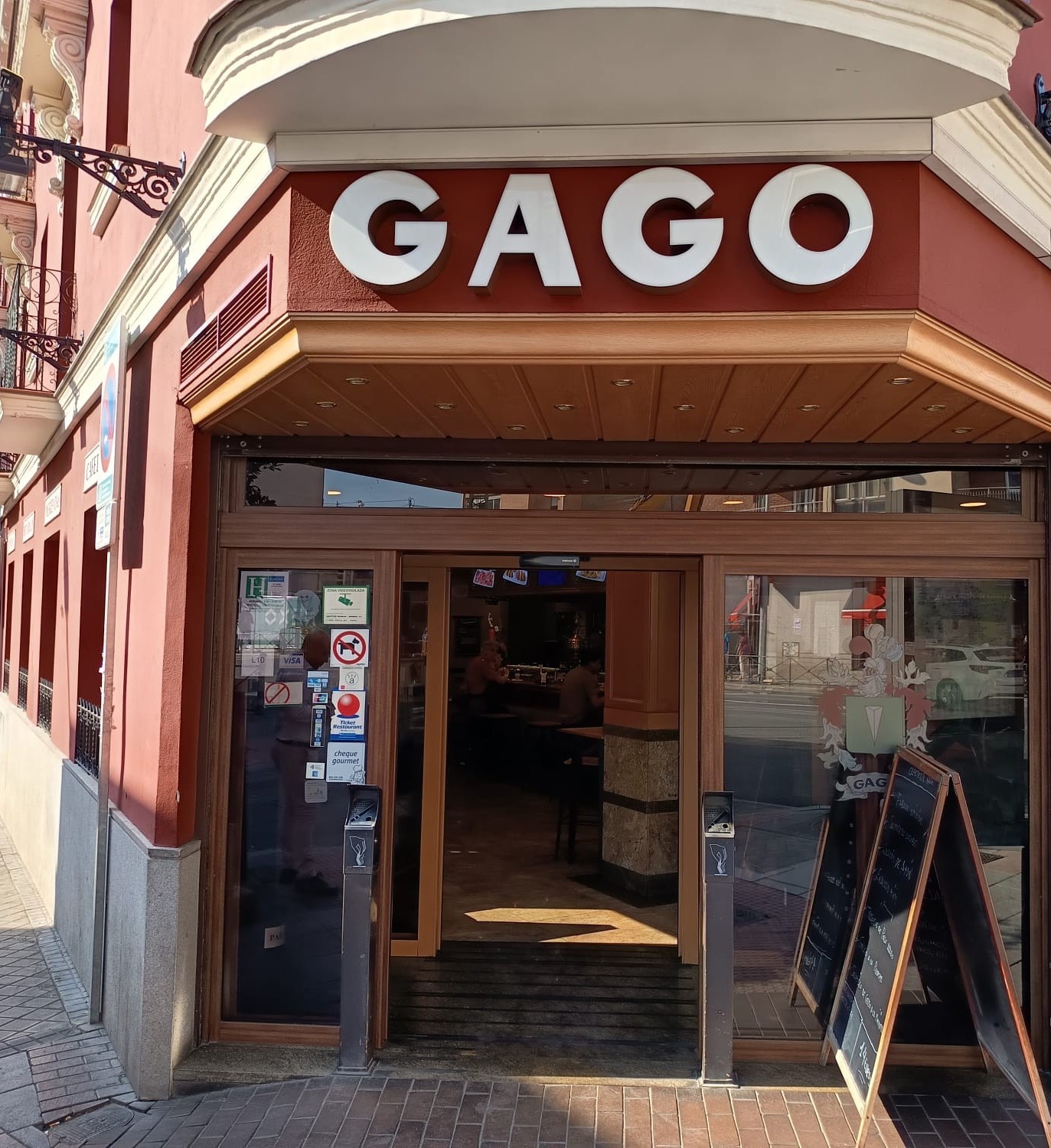 Una muestra del apellido Gago. Cafetería de Madrid. Foto del autor.Julio 2025.