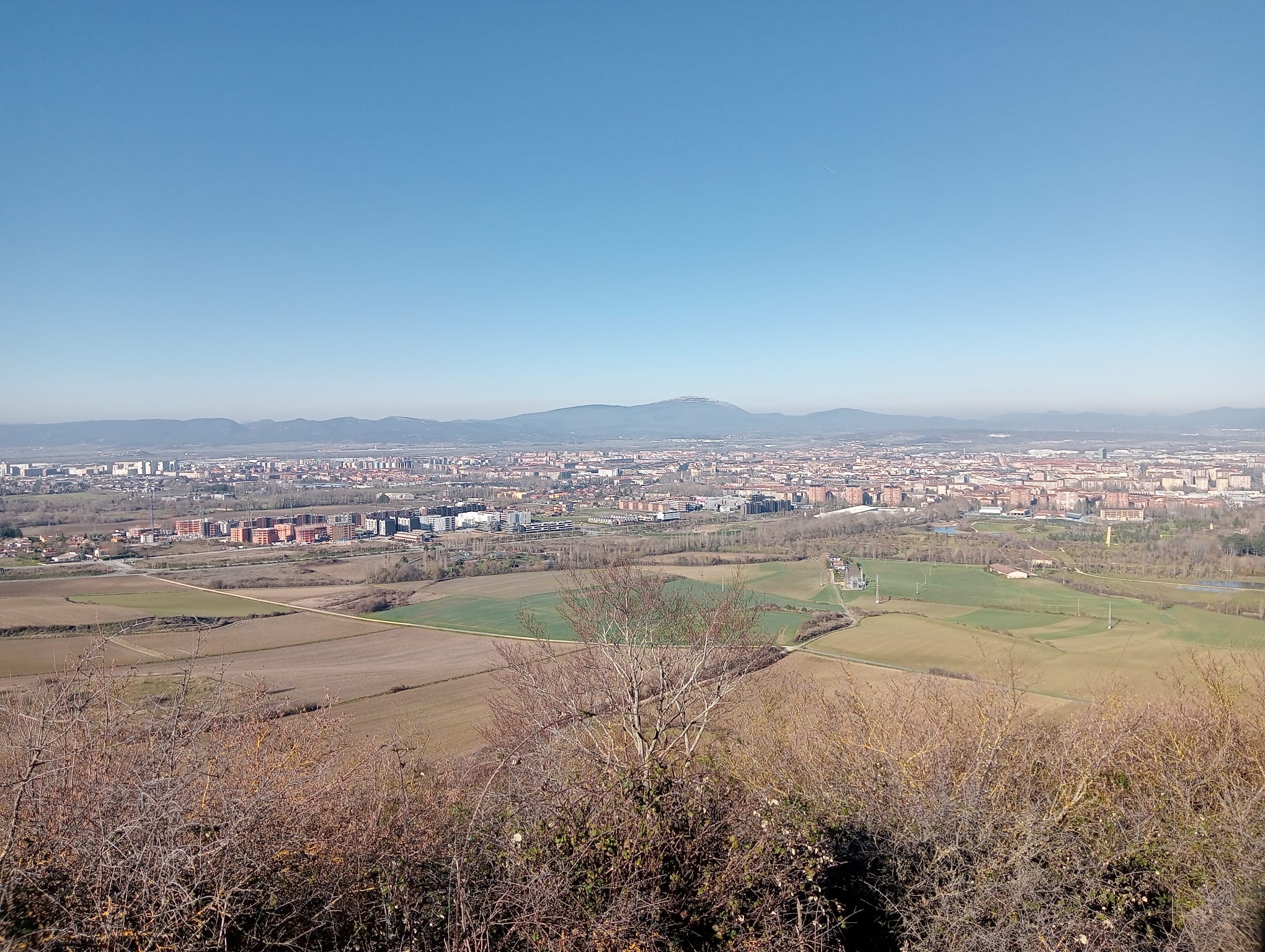 Gasteiz Olarizutik ikusita; atzean Gorbeia mendia ageri da. Iker Salaberriren argazkia.