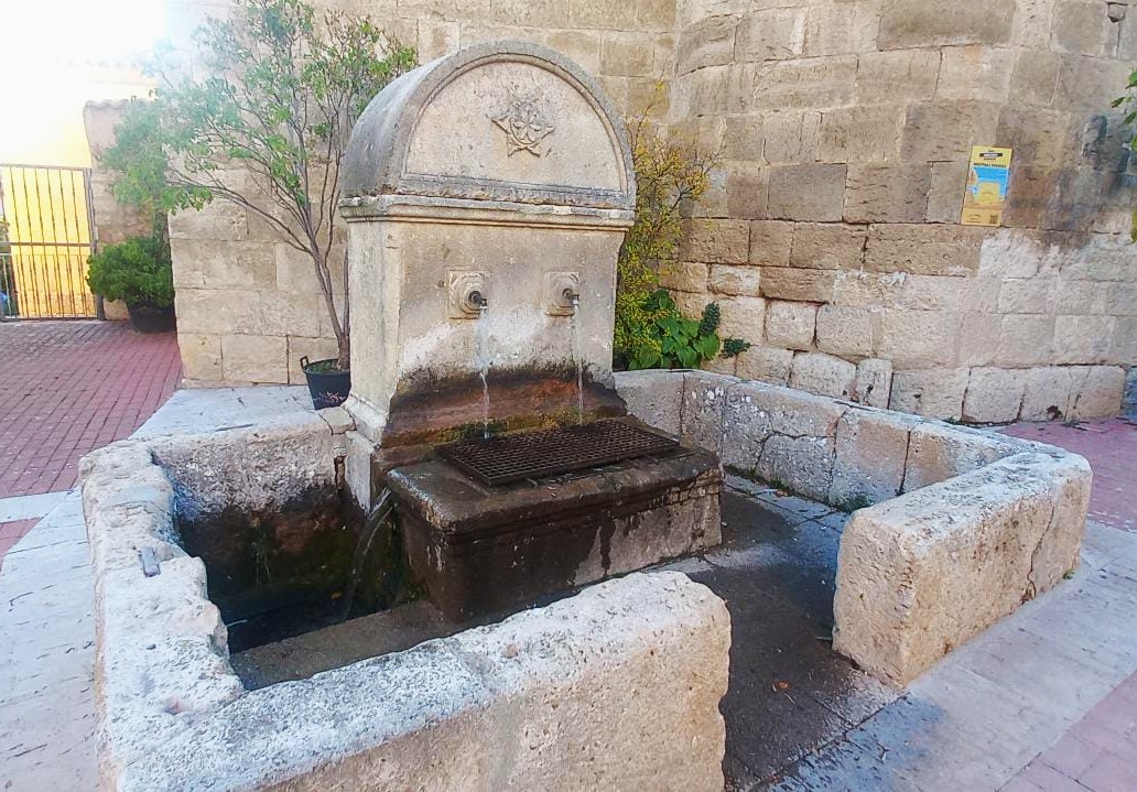 El agua abunda en las fuentes de Hontanas. Foto del autor (septiembre de 2024).