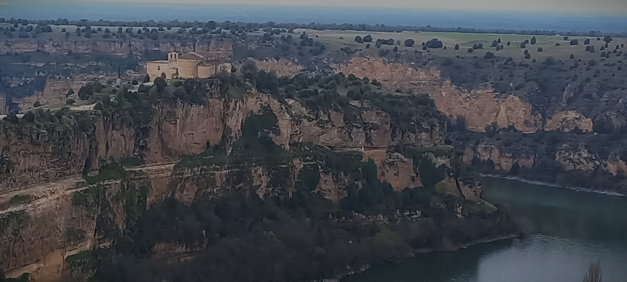 Hoces del Duratón. Al fondo la ermita de San Frutos. Foto del autor (marzo 2023)