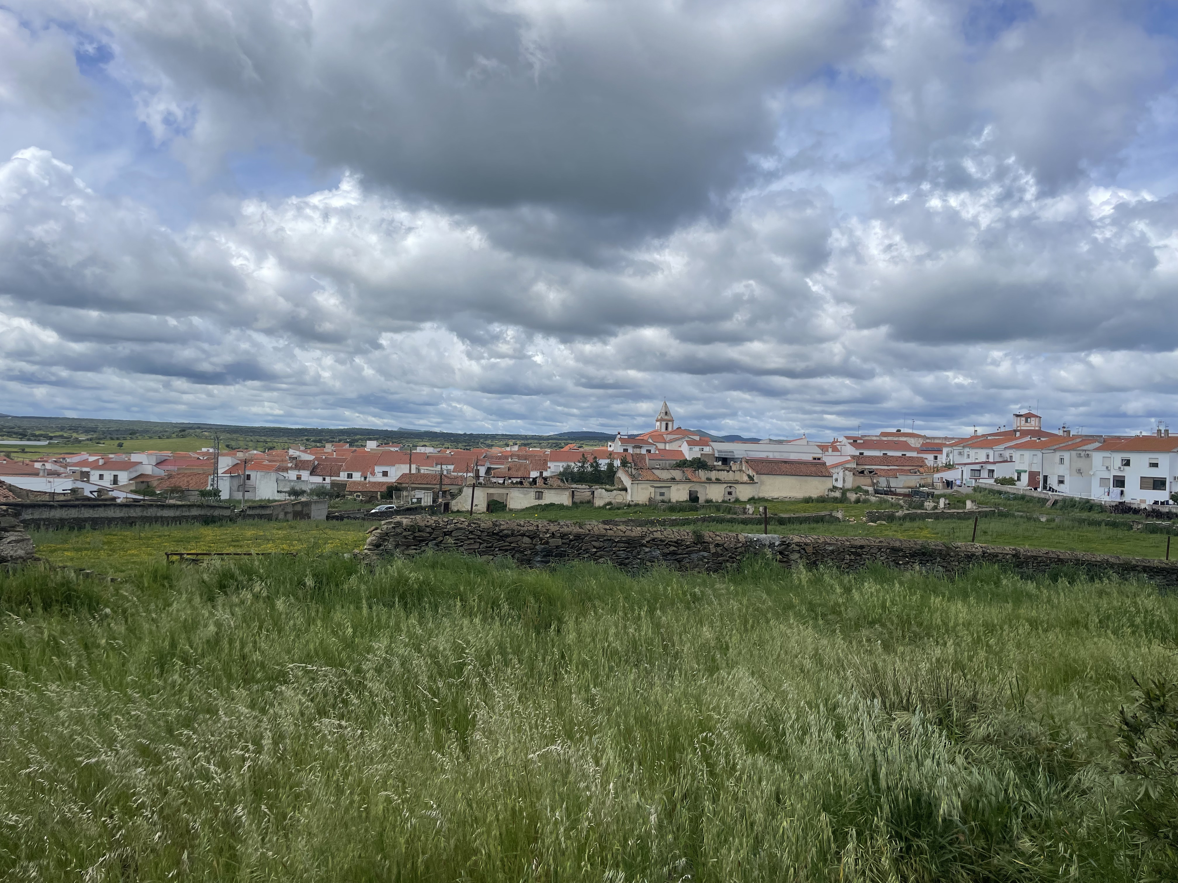 Vista de Membrío desde el sureste (foto de José Antonio González Salgado; abril de 2025)