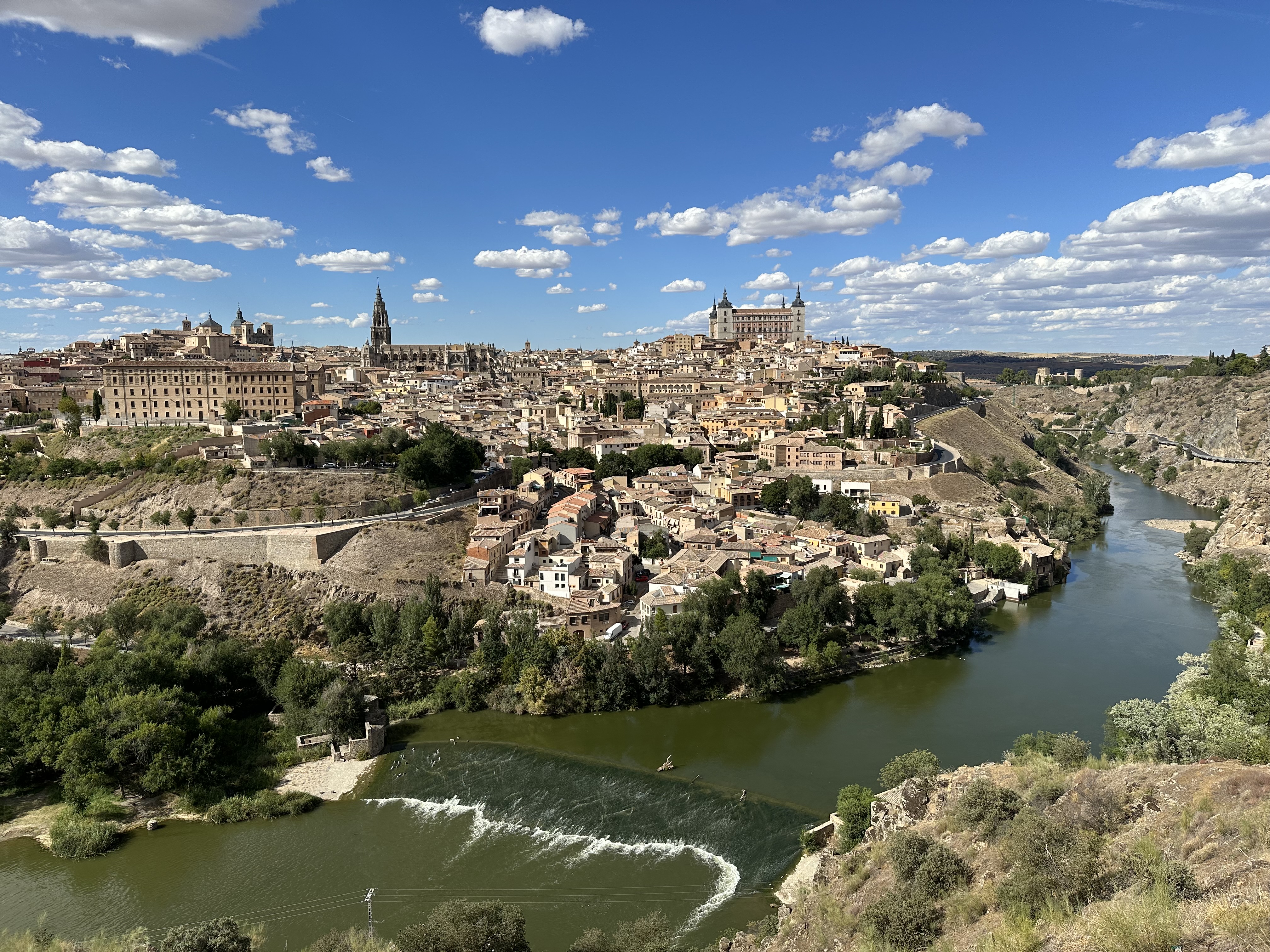 Vista de Toledo, en la colina en la que se asienta la ciudad, rodeada por el Tajo (foto de Jairo Javier García Sánchez).