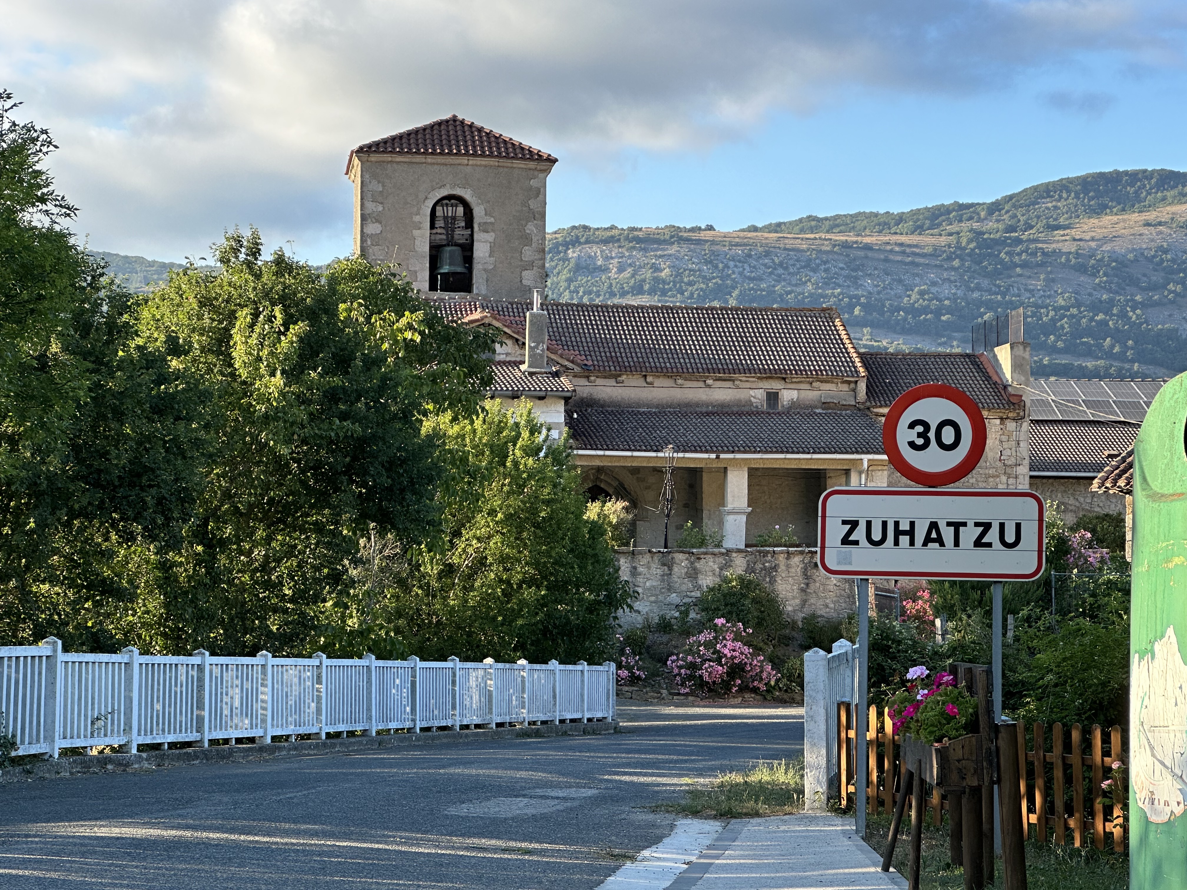 Zuhatzuko sarrera eta eliza. Patxi Salaberriren argazkia.