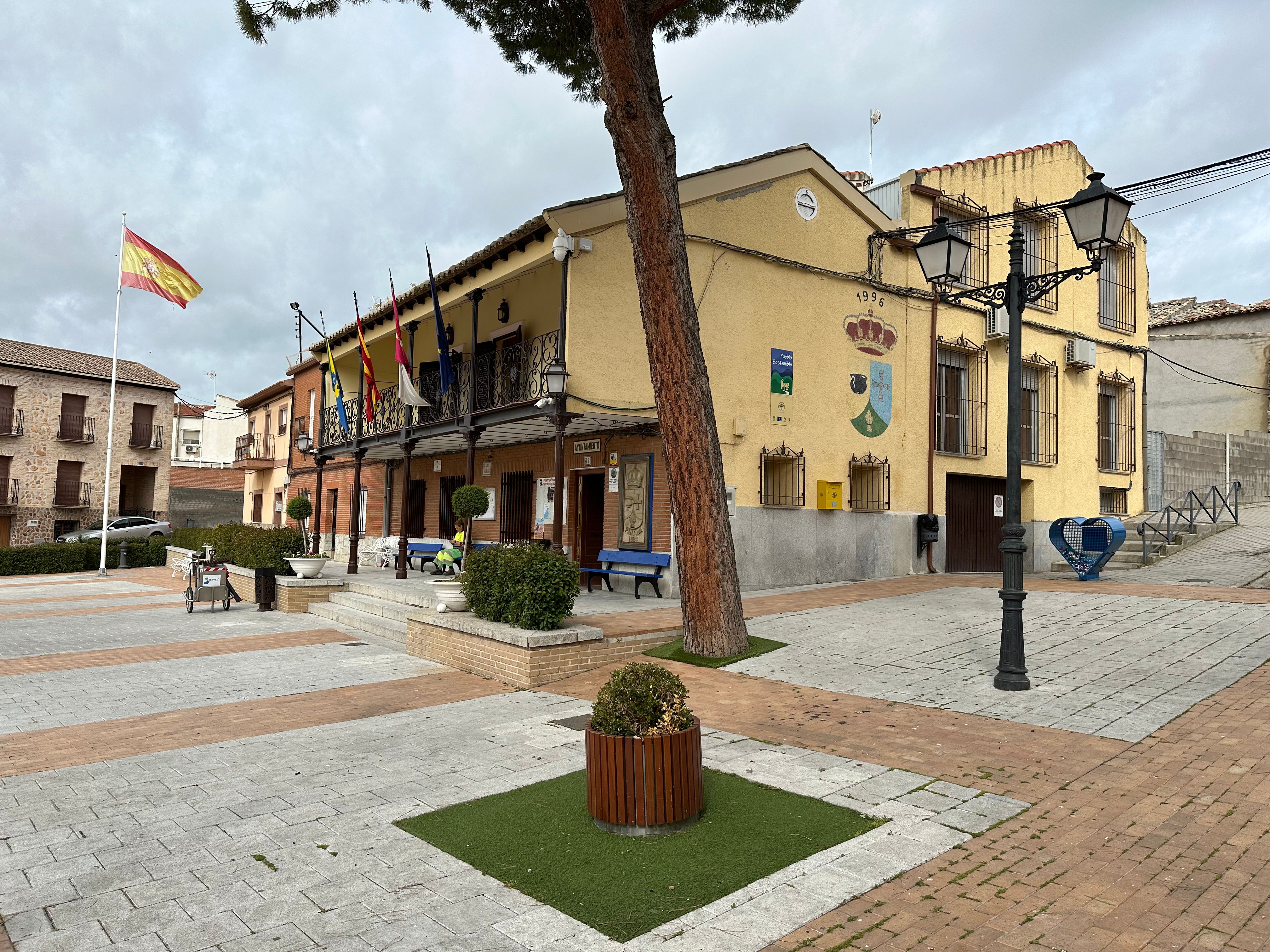 Plaza de España de Pantoja, donde se aprecia la inclinación del suelo (foto de Jairo Javier García Sánchez; abril de 2024)
